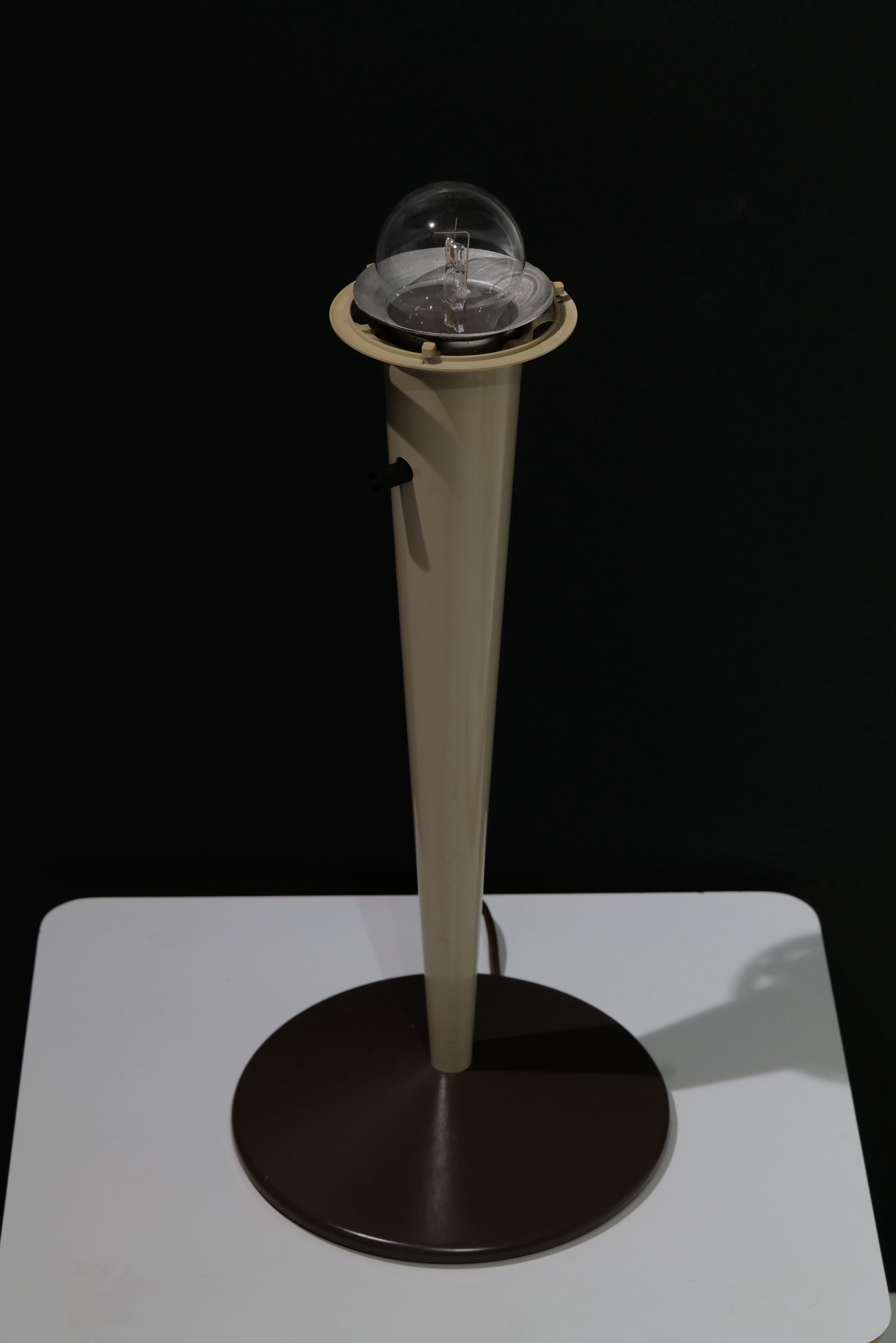 Lampada da tavolo moderna del metà secolo di Gerald Thurston per Lightolier in vendita 10