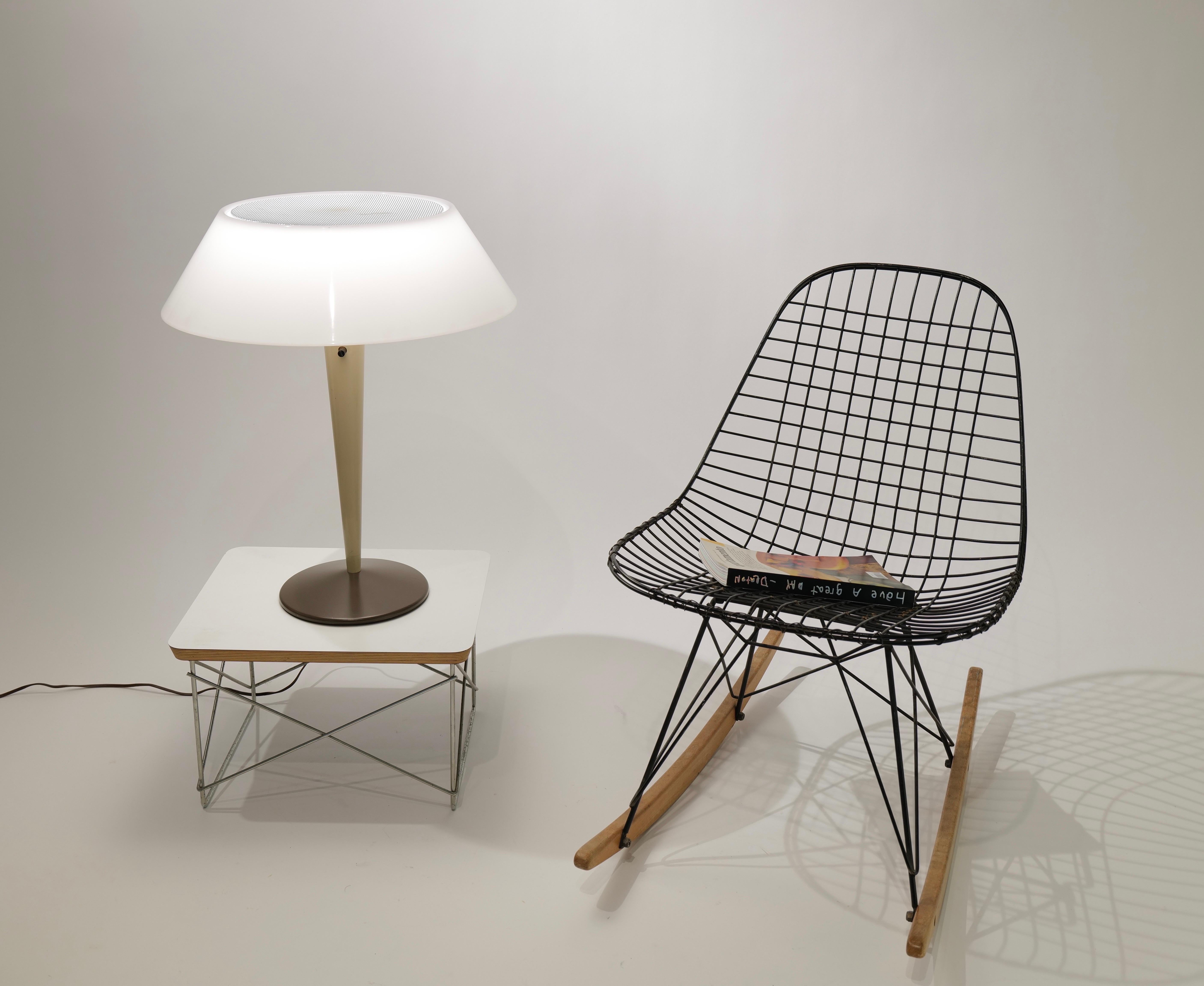 Lampada da tavolo moderna del metà secolo di Gerald Thurston per Lightolier in vendita 11
