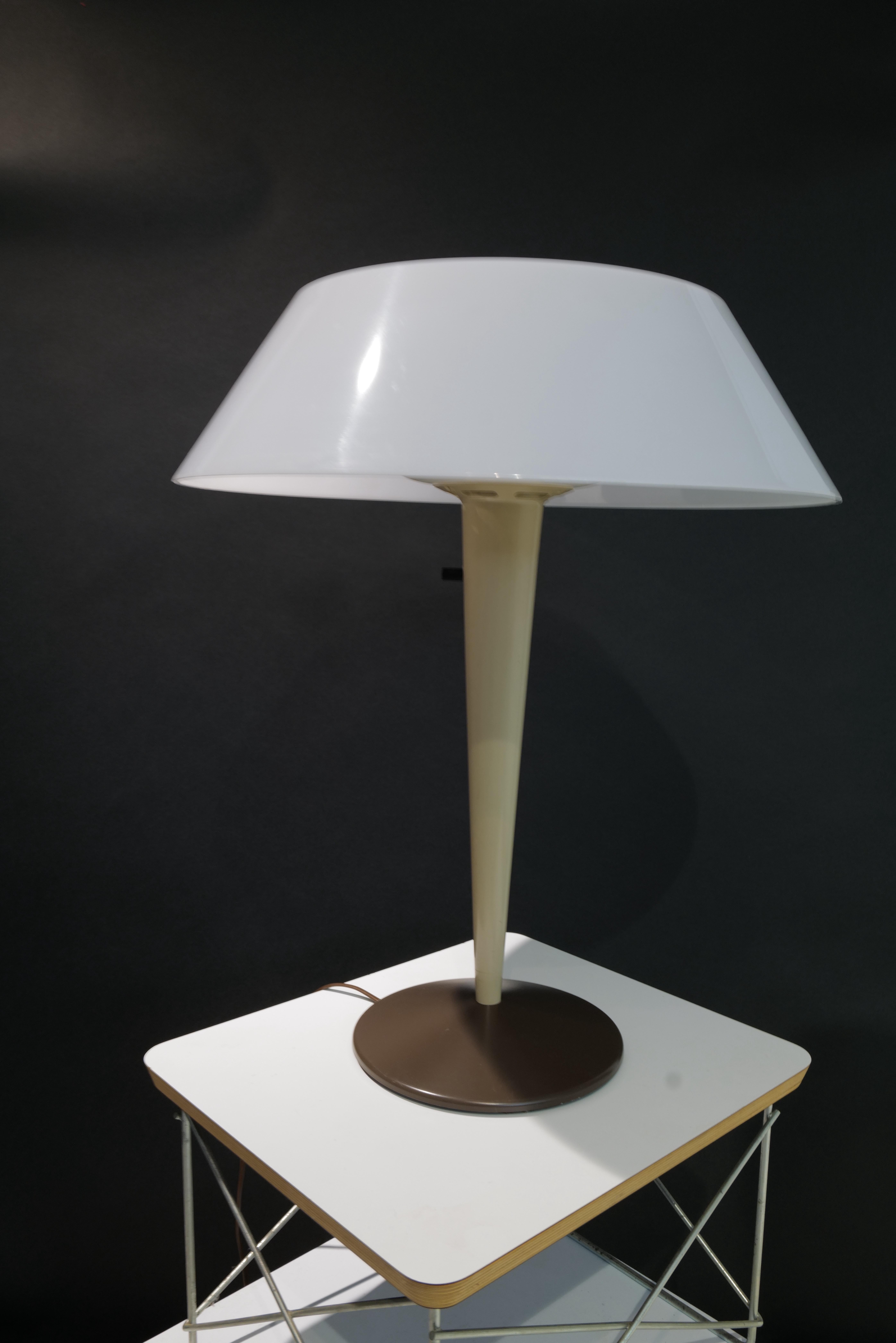 Un'impressionante lampada da tavolo moderna di metà secolo disegnata da Gerald Thurston per Light-Light, con il suo originale paralume in acrilico bianco stampato e il raro diffusore di luce in metallo perforato. Questo pezzo iconico mette in mostra