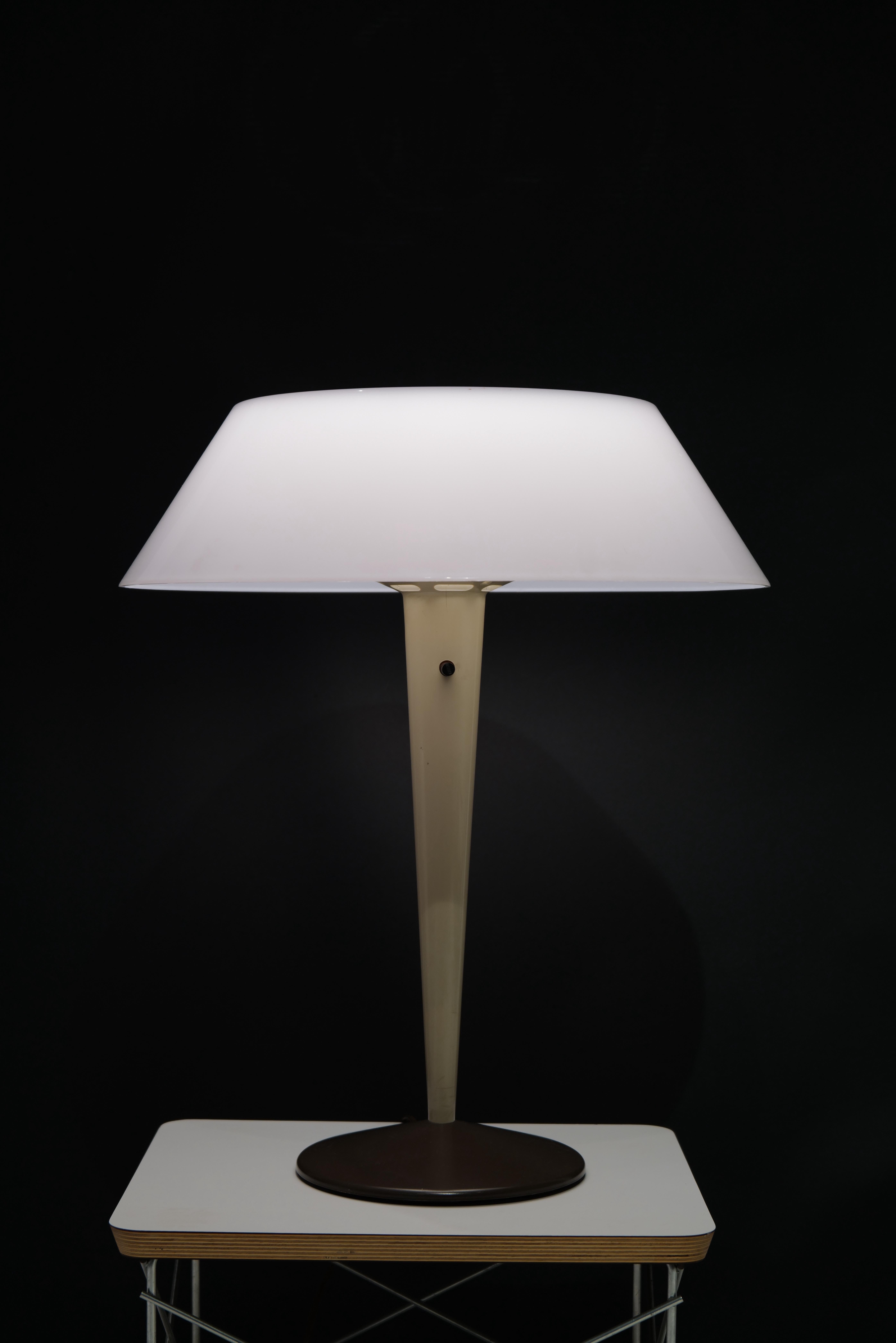 XX secolo Lampada da tavolo moderna del metà secolo di Gerald Thurston per Lightolier in vendita