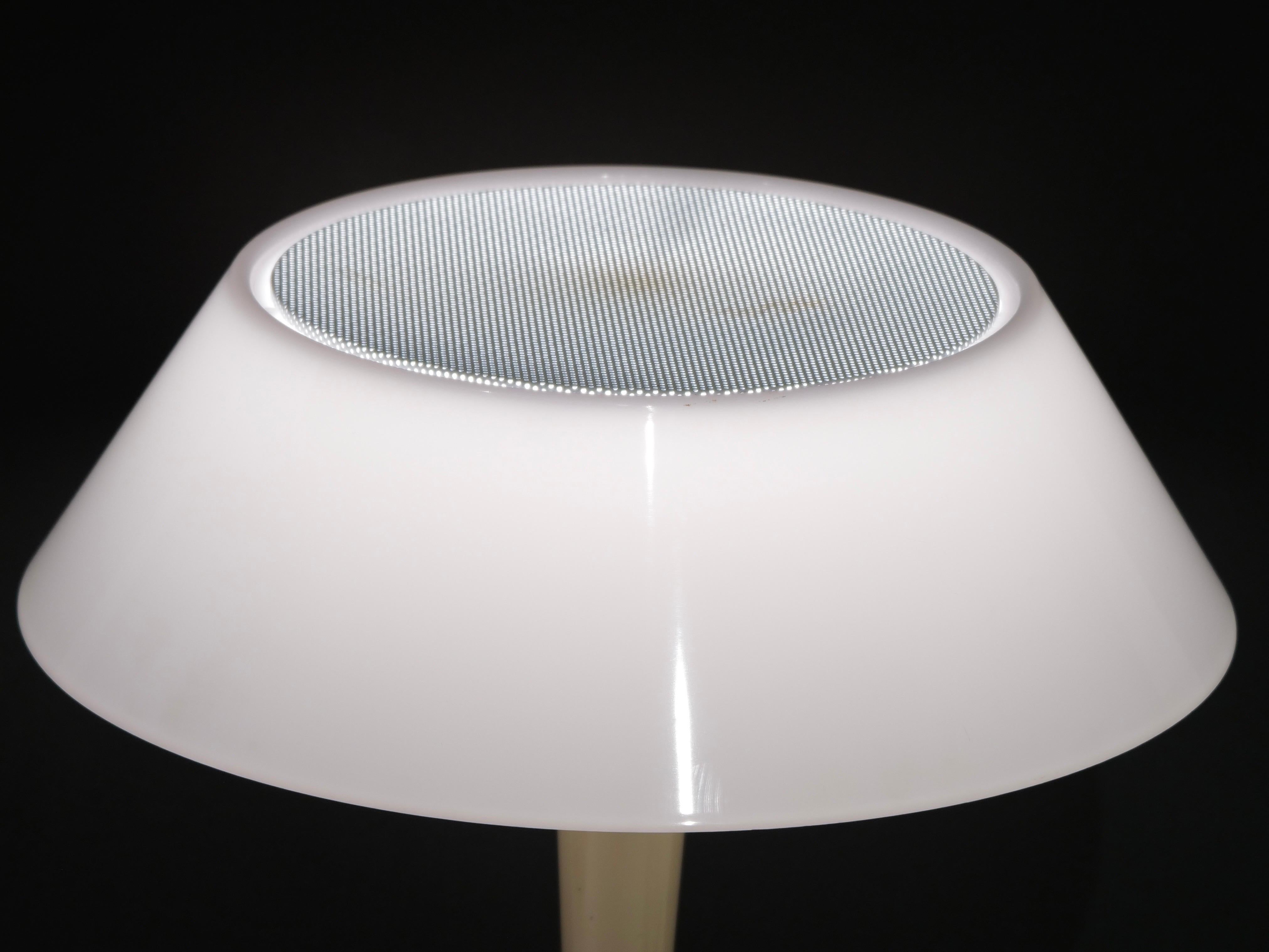 Lampada da tavolo moderna del metà secolo di Gerald Thurston per Lightolier in vendita 1