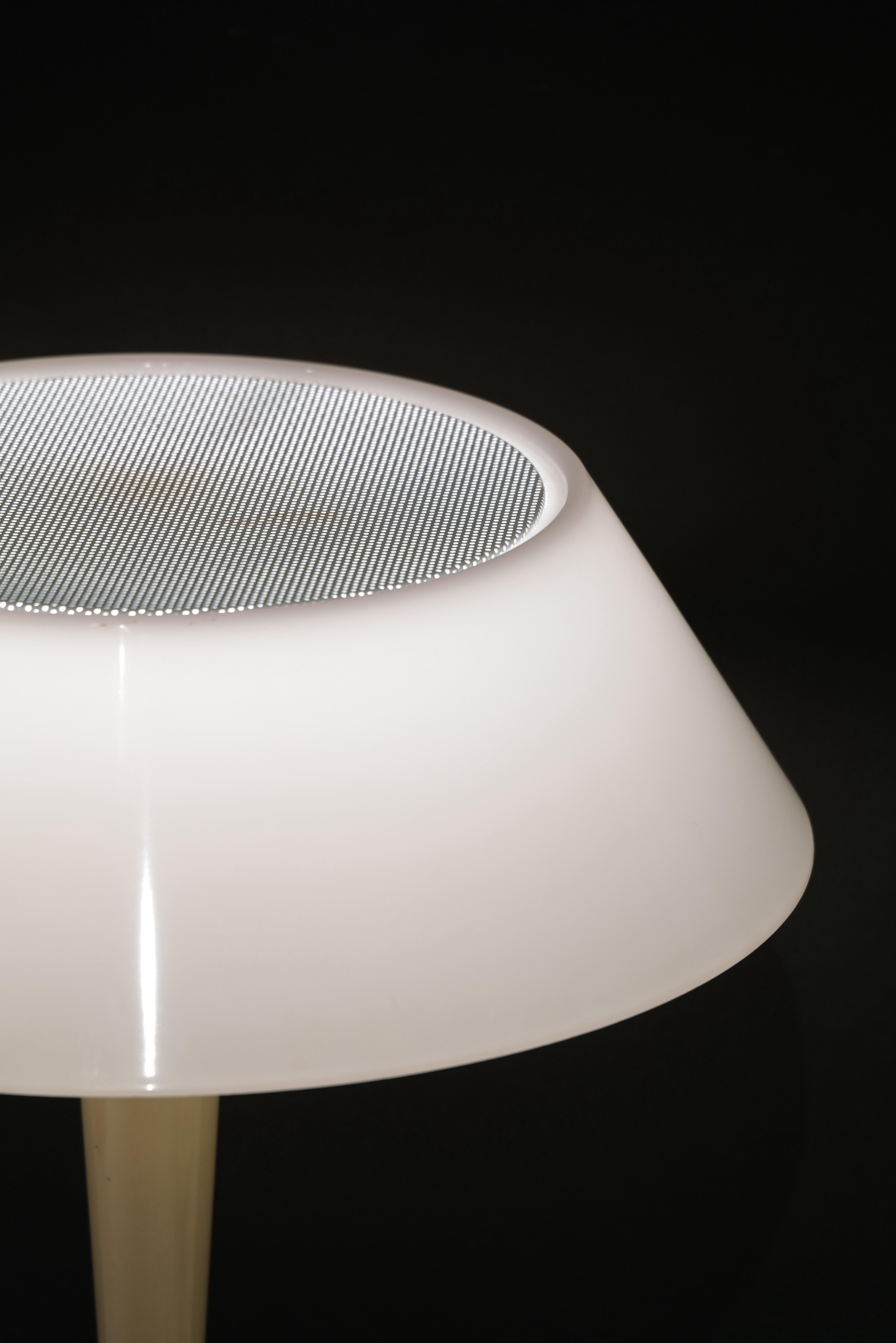 Lampada da tavolo moderna del metà secolo di Gerald Thurston per Lightolier in vendita 2