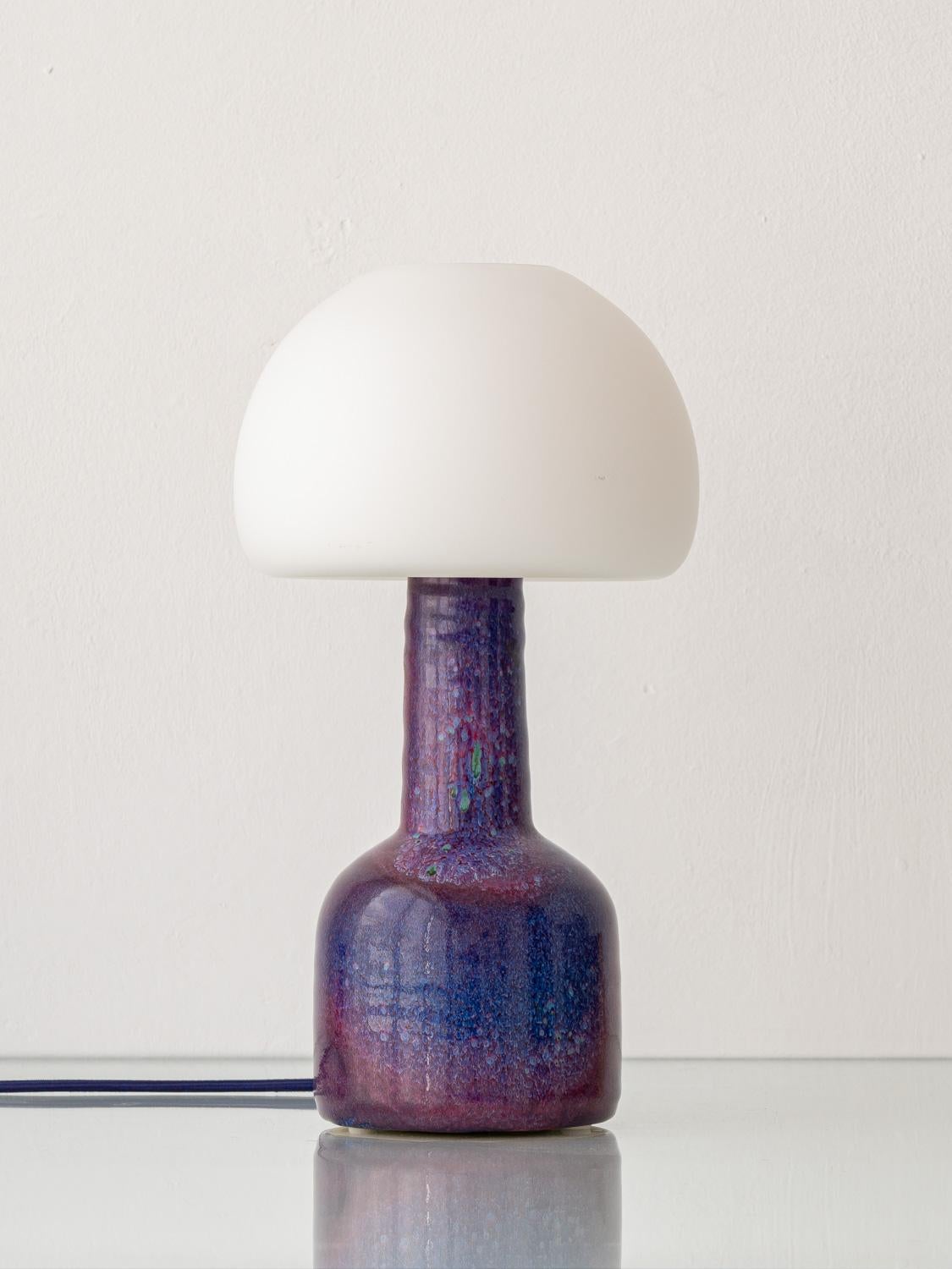 A striking example of Mid-Century Modern Dutch ceramic artistry, this original table lamp by Jaap Ravelli (1916–2011) embodies the rich material experimentation and organic minimalism for which his studio became renowned. Likely created in the 1960s