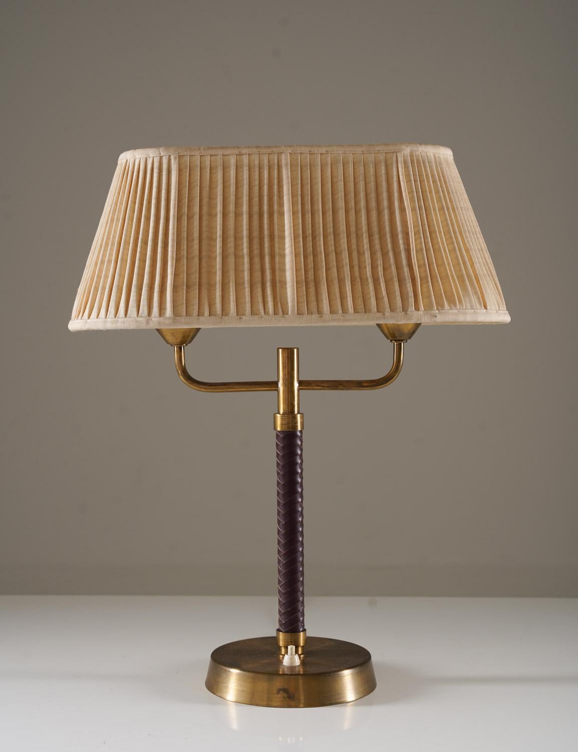 Lámpara de mesa sueca fabricada por Karlskrona Lampfabrik, década de 1950.
Esta lámpara tiene dos fuentes de luz, ocultas por pantallas ovaladas. La lámpara es de latón con un asa de cuero coronado.

Estado: Muy buen estado original. Algunas