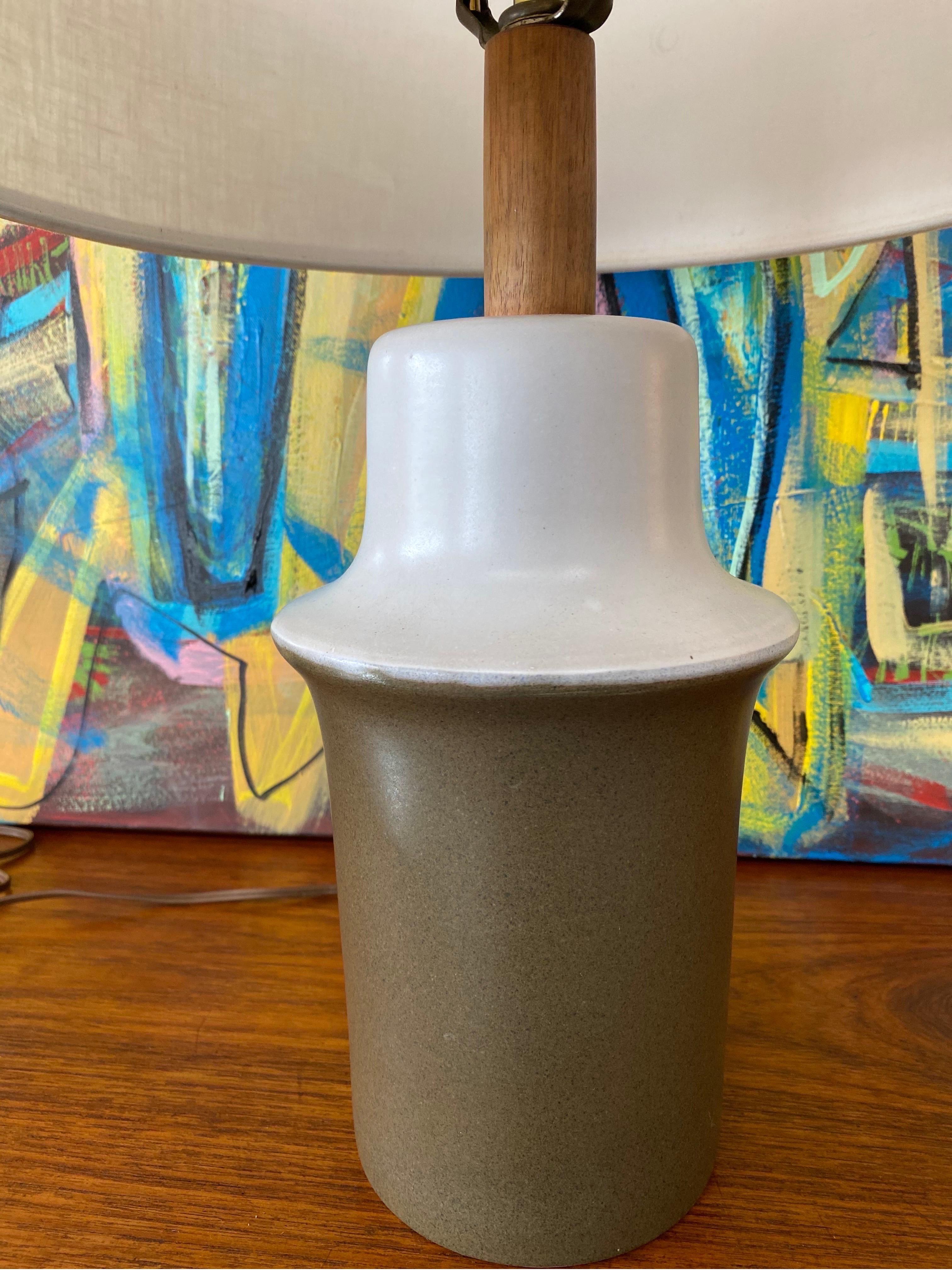 Mid-century modern table lamp by Gordon & Jane Martz, circa 1960s. This vintage ceramic lamp features earthy colors and has a teak finial and mounting and measures at the widest point (in the middle of the base) 6.50