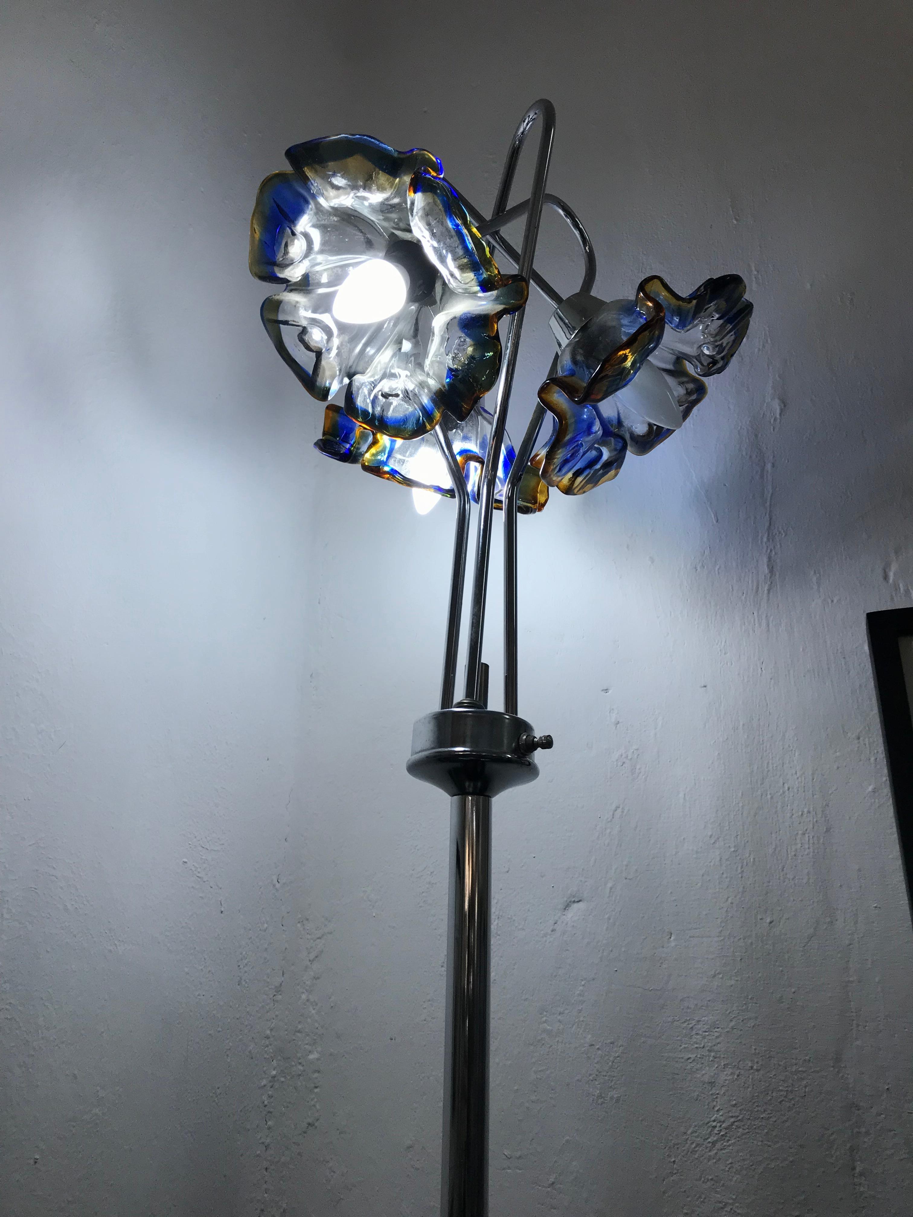 Lámpara de sobremesa moderna de mediados de siglo de tres luces de Mazzega en cristal de Murano transparente, azul y naranja y herrajes cromados, hacia 1970.
 