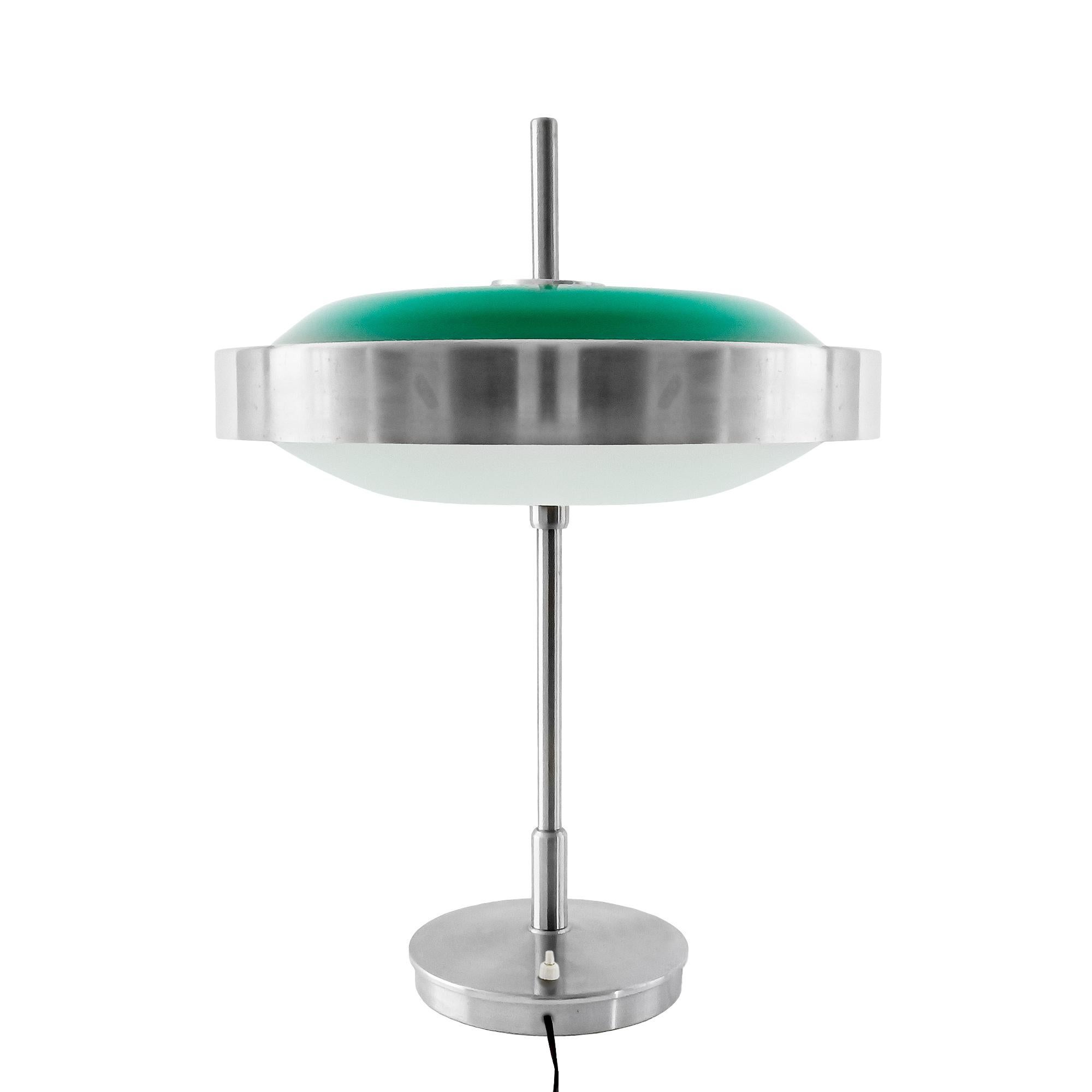 Table lamp in brushed steel, diffusers in white opaline and green opaline, three points of light.
Design: Oscar Torlasco for Lumi.
Milan, Italy, 1960.