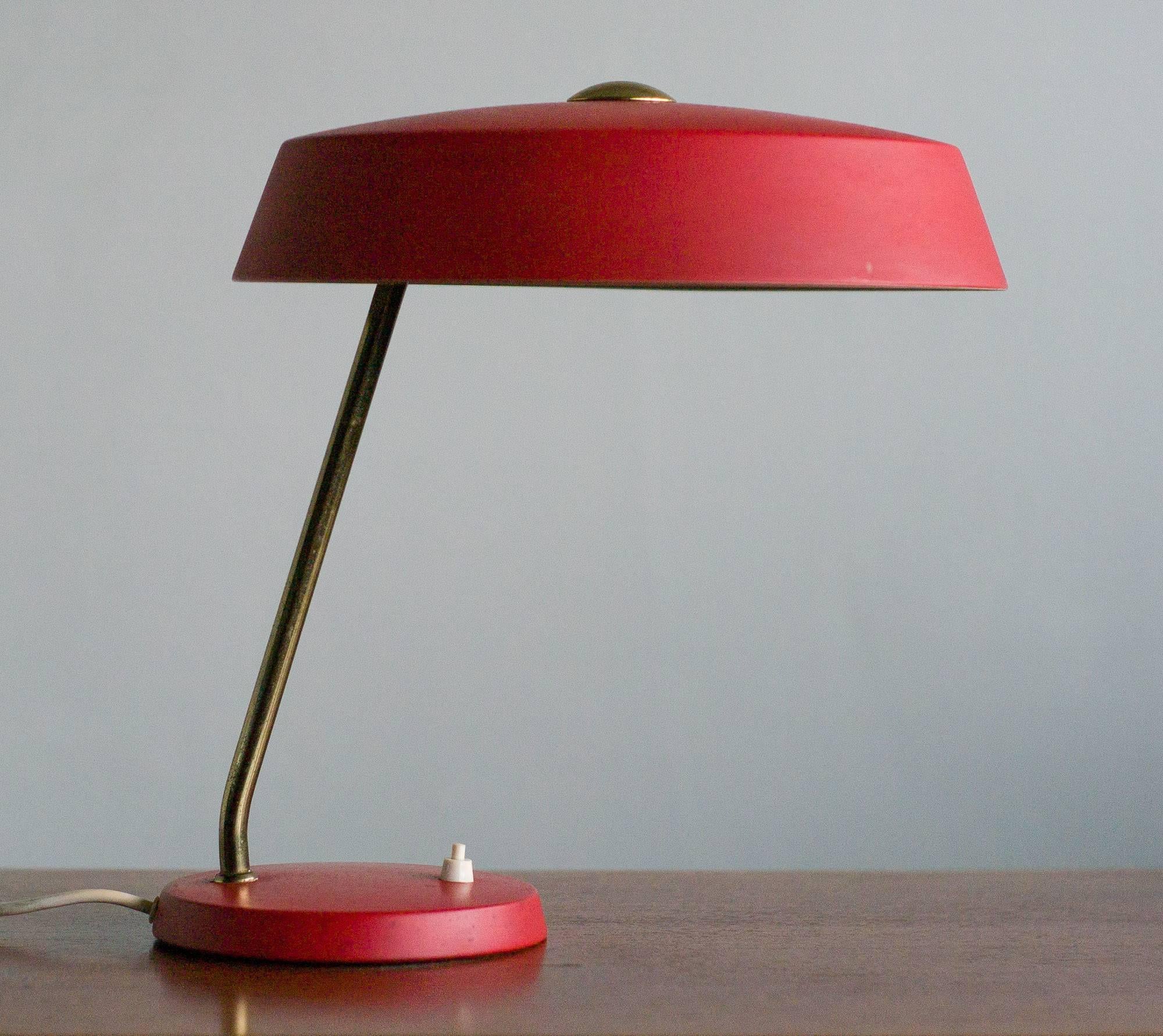 Phillips table lamp by Louis Kalff in appealing red color with brass details.
Multiple small corrosion spots on the shade and base.
Great vintage look, shade and base can easily repainted when desired.

      