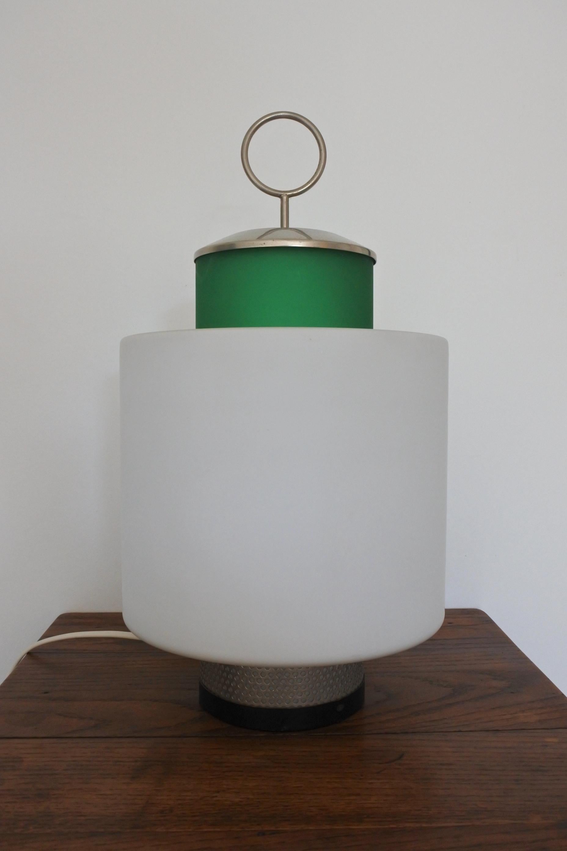 Italienische Tischleuchte der Jahrhundertmitte von Stilnovo.
Modell 8052. 
Entworfen und hergestellt in Italien im Jahr 1958.
Hergestellt aus grün getöntem Glas, Opalglas, galvanisiertem Messing und lackiertem Messing.
Originaletikett