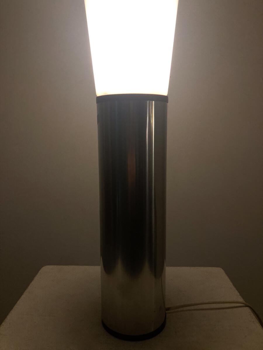 Milieu du XXe siècle Lampe de table The Modernity par Uno & Östen Kristiansson pour Luxus, Suède en vente
