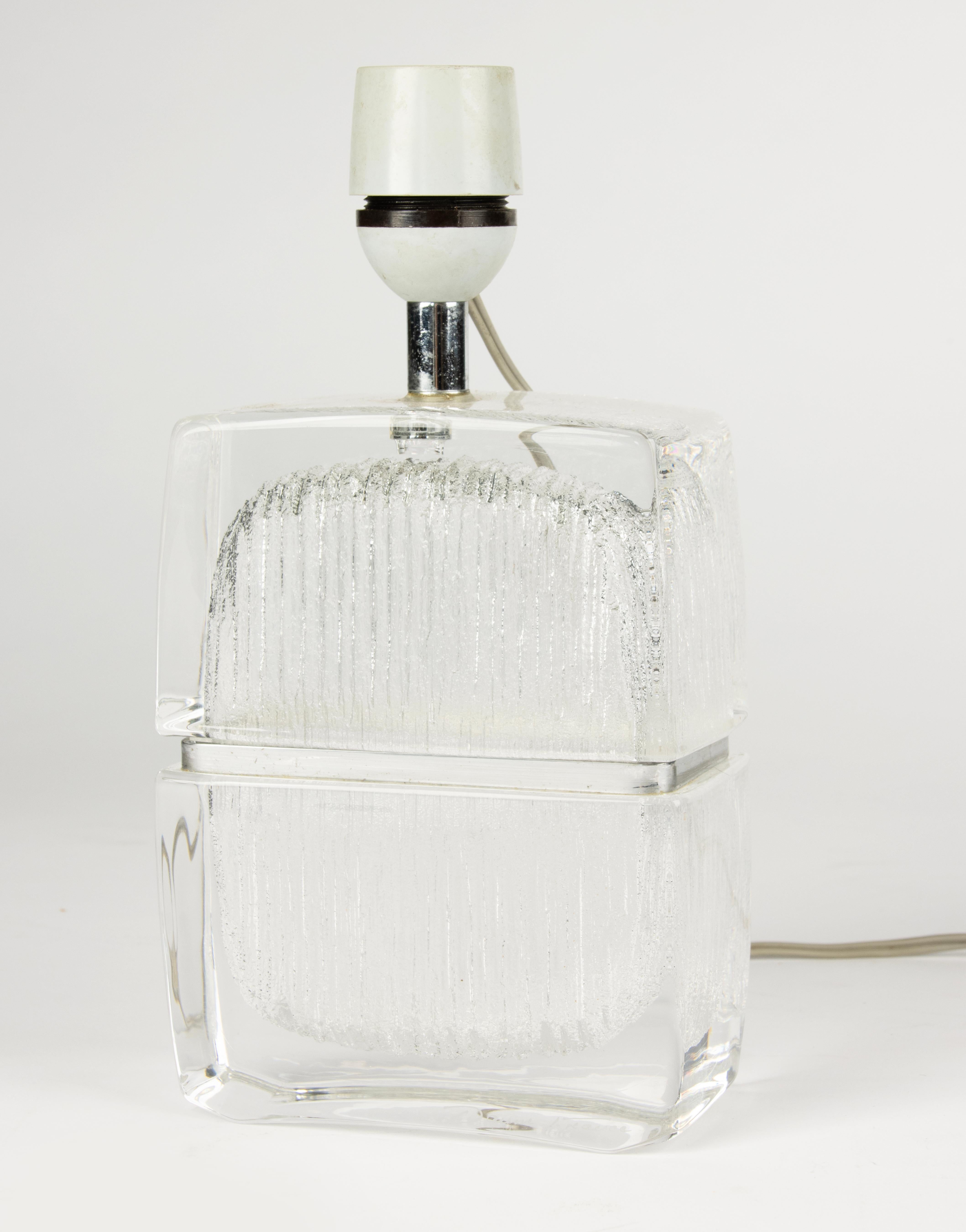 Elegant vintage table lamp by Daum, dating from the 1960s. Crafted from thick clear crystal with a striking textured 