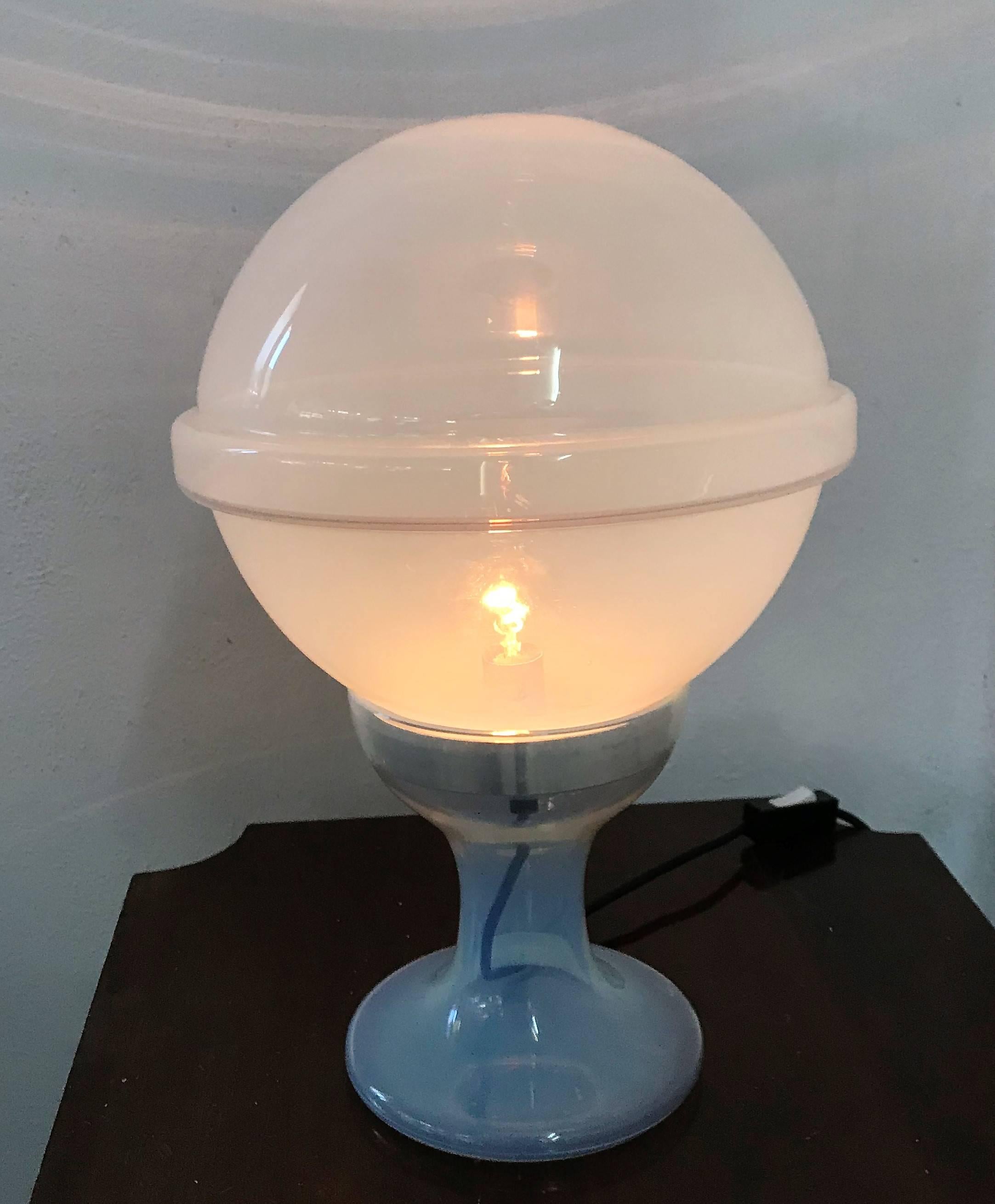 Lampe de table à une lumière Space Age conçue par Carlo Nason pour mazzega, circa 1965 en verre opalescent de Murano.
 