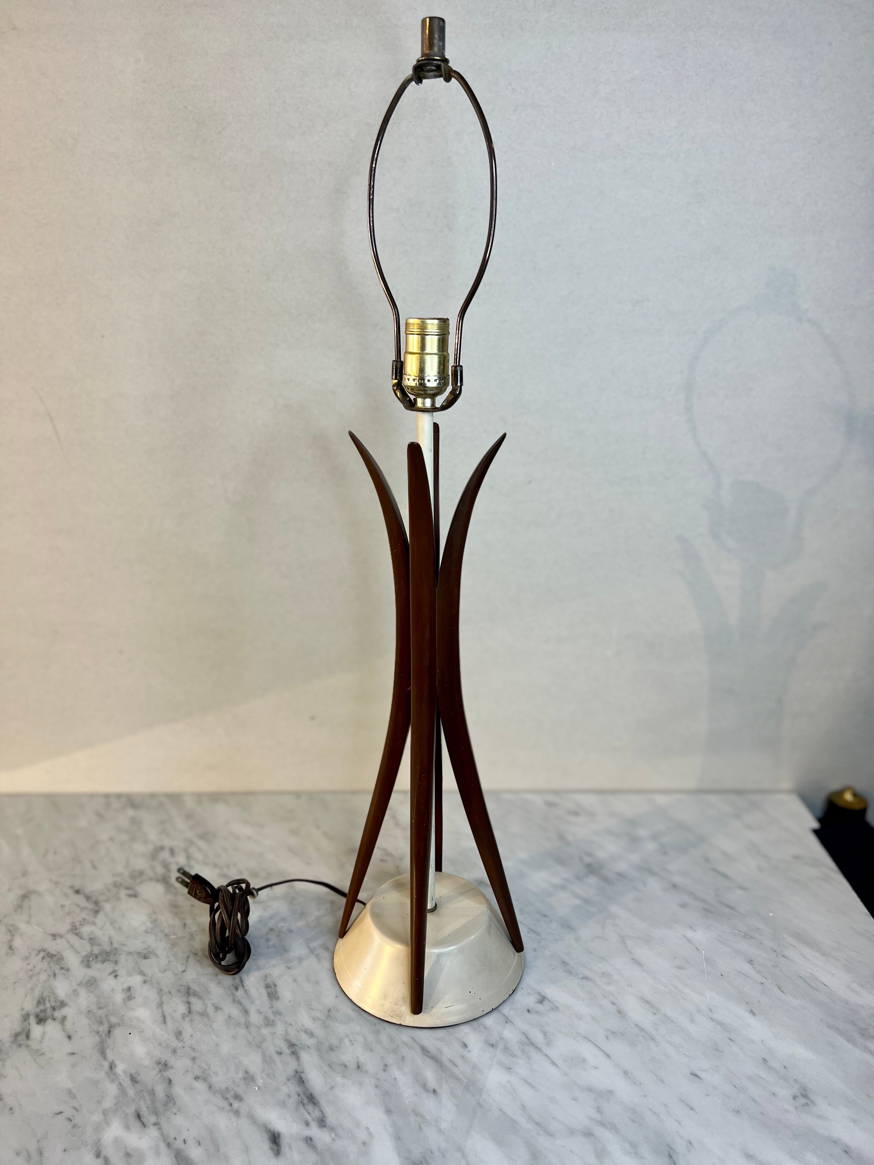 The height is where the socket begins, we don't know much about this beautiful lamp, we only know that it was brought from Europe in the fifties, it works perfectly, original cable.