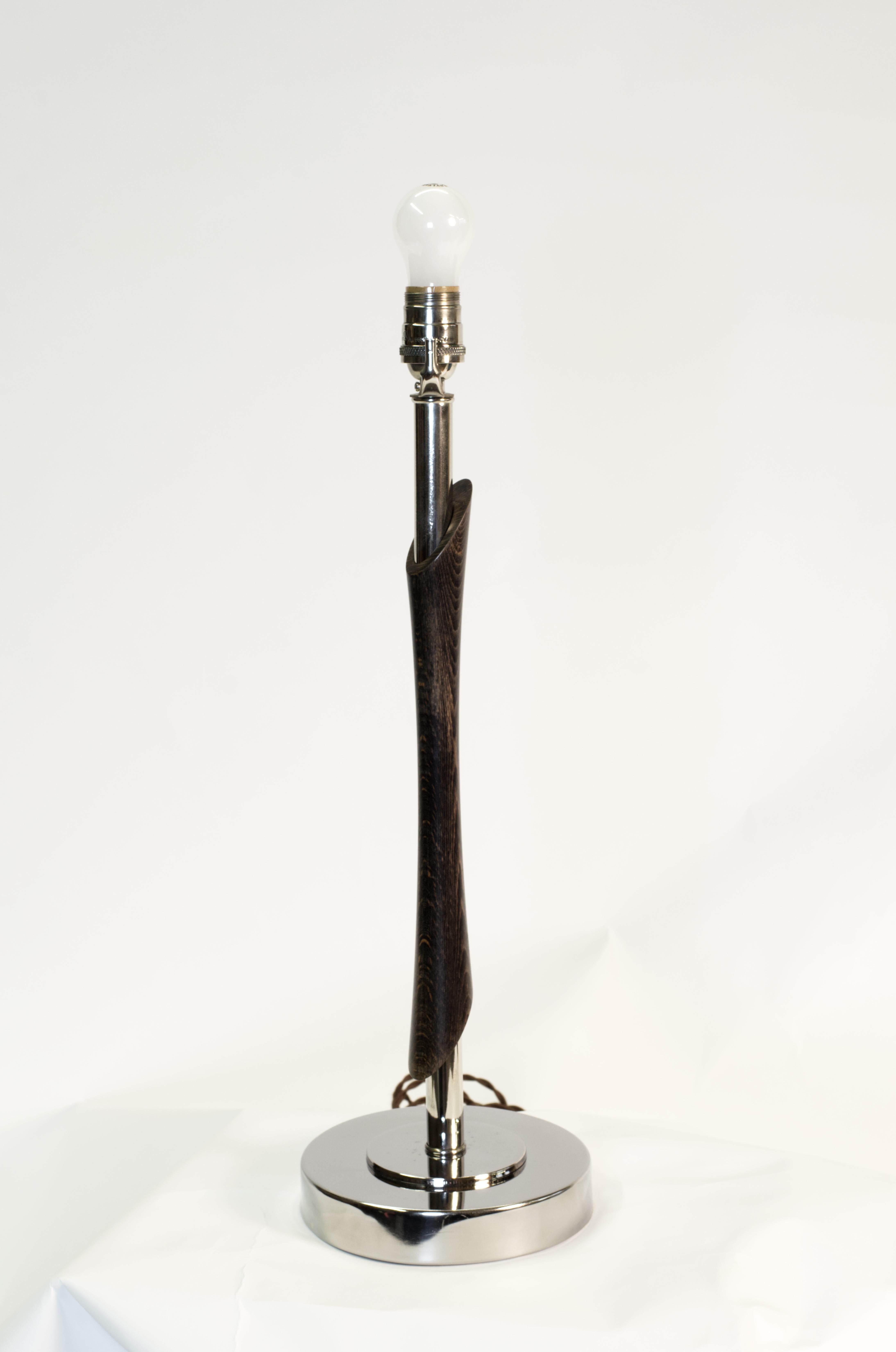 Lampe de table moderne du milieu du siècle.
La base est en acier poli. Le milieu de gamme en bois en forme de flûte a une finition en noyer. 
Veuillez noter les piqûres sur la base en acier. Ils sont visibles sous un angle spécifique mais j'ai