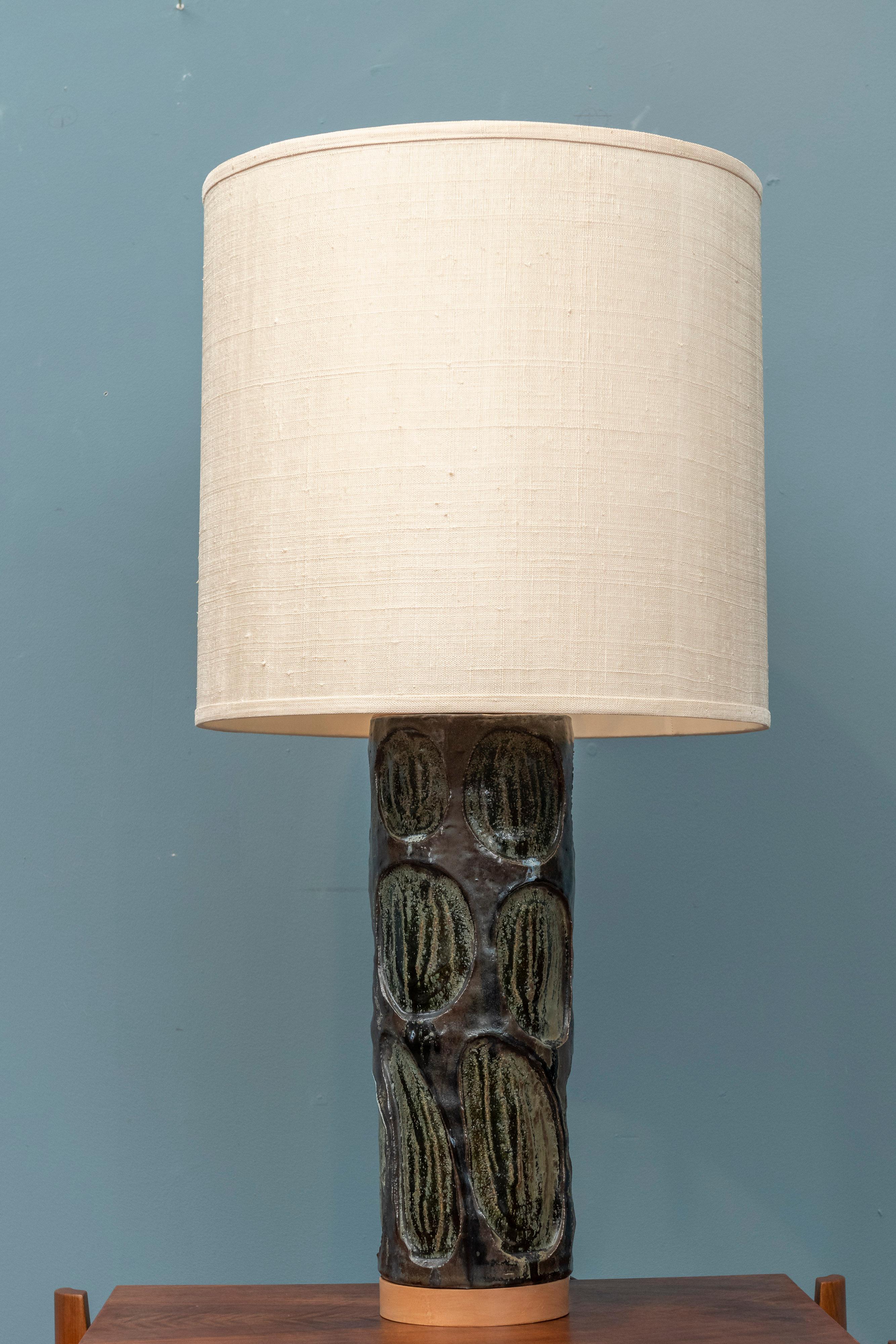 Mid-Century Modern studio ceramic table lamp, in very good original condition.