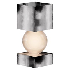 Lampada da tavolo moderna di metà secolo, forma geometrica, foglia d'argento e vetro smerigliato