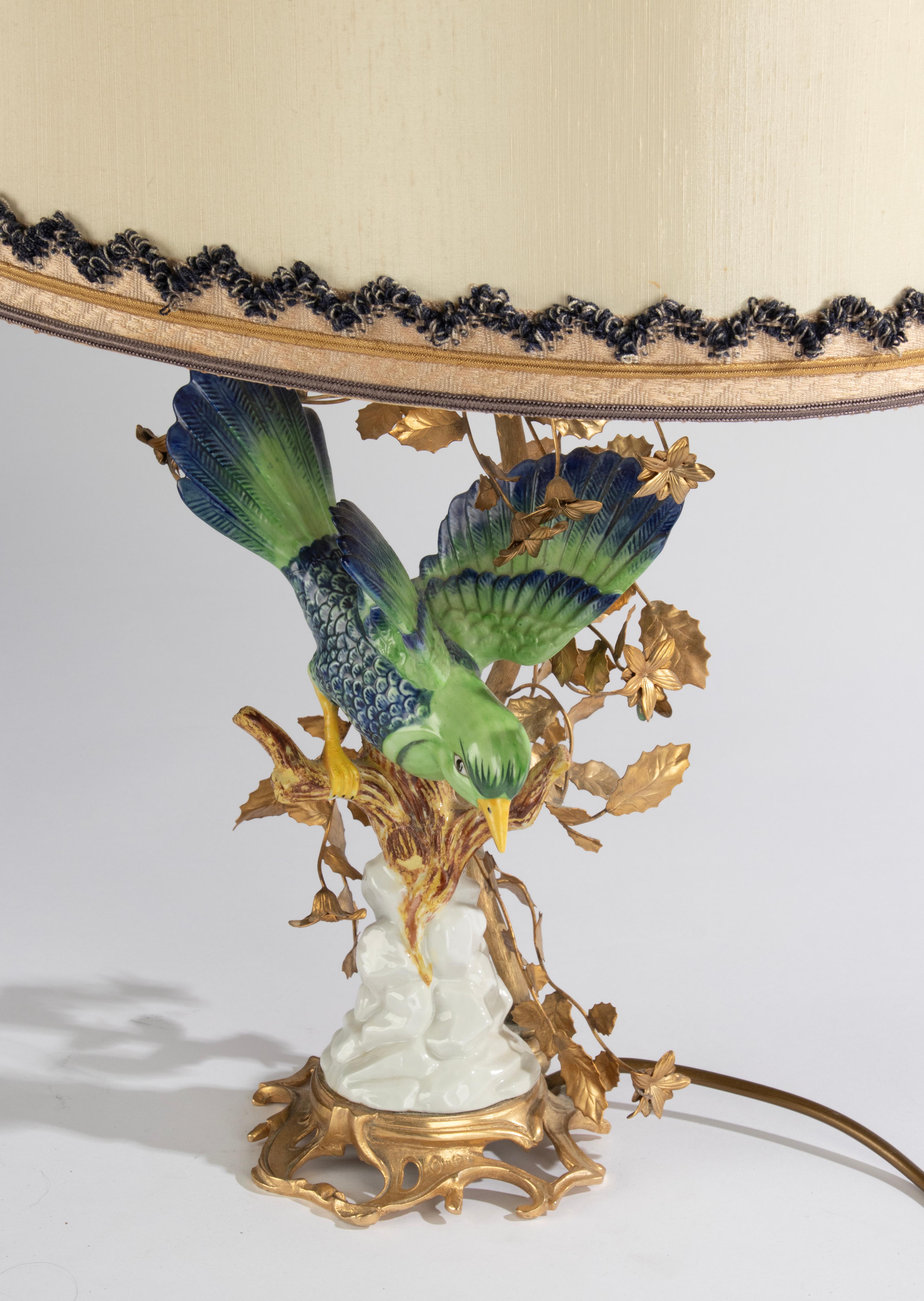 Mid-Century Modern Tischlampe - Giulia Mangani - Sèvres Stil Porzellan Vogel  (Kupfer) im Angebot