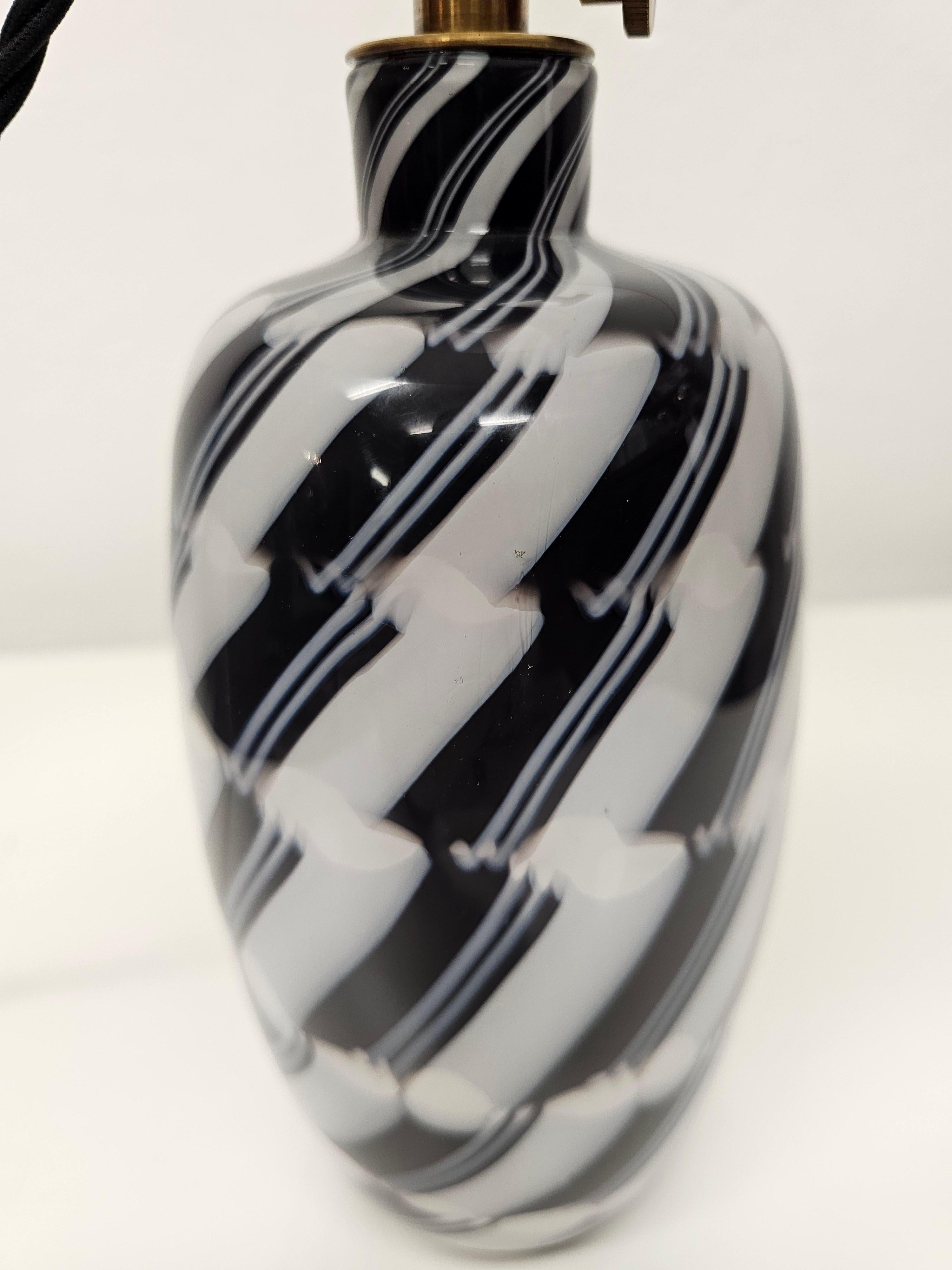 Lampe de table moderne du milieu du siècle, créée à partir d'un support en verre réalisé par Charlie Meaker pour J.Lobmeyr Vienna.
Le support en verre est fabriqué à la main dans un décor graphique moderne dans les tons noir et blanc.
Signé en bas