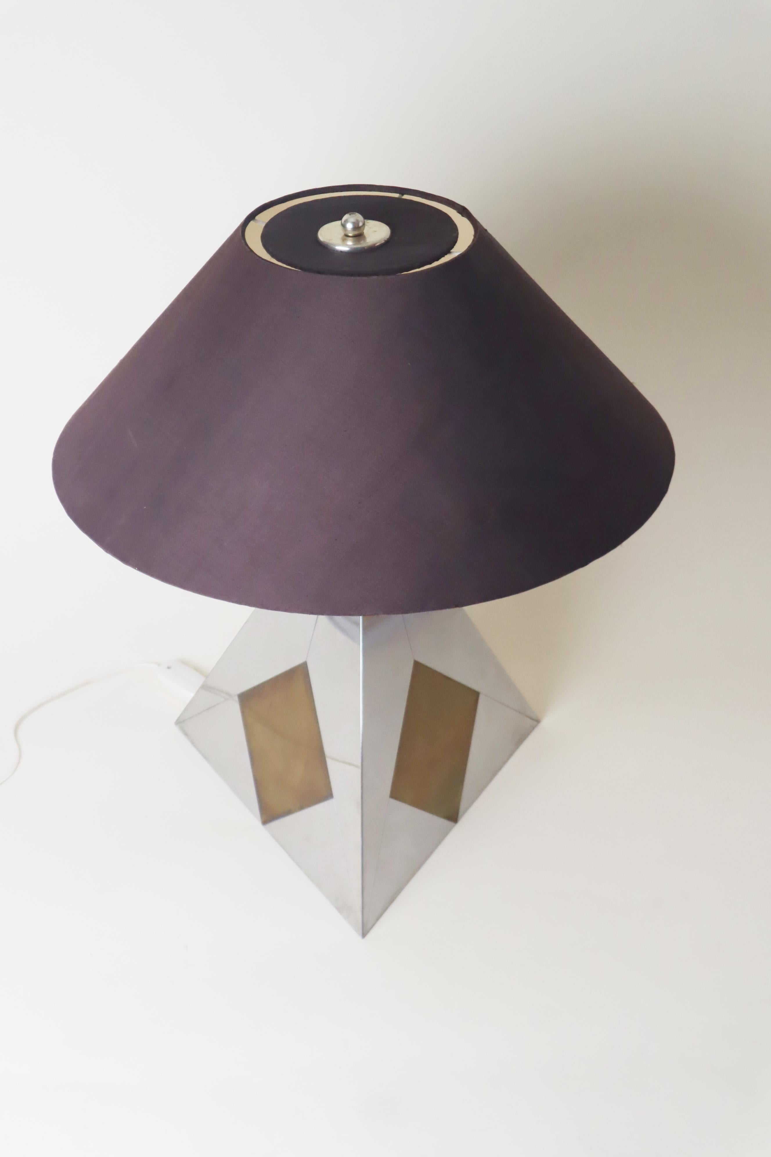 Lampada da tavolo moderna di metà secolo in metallo bicolore e paralume in seta, Francia anni '60 in vendita 3