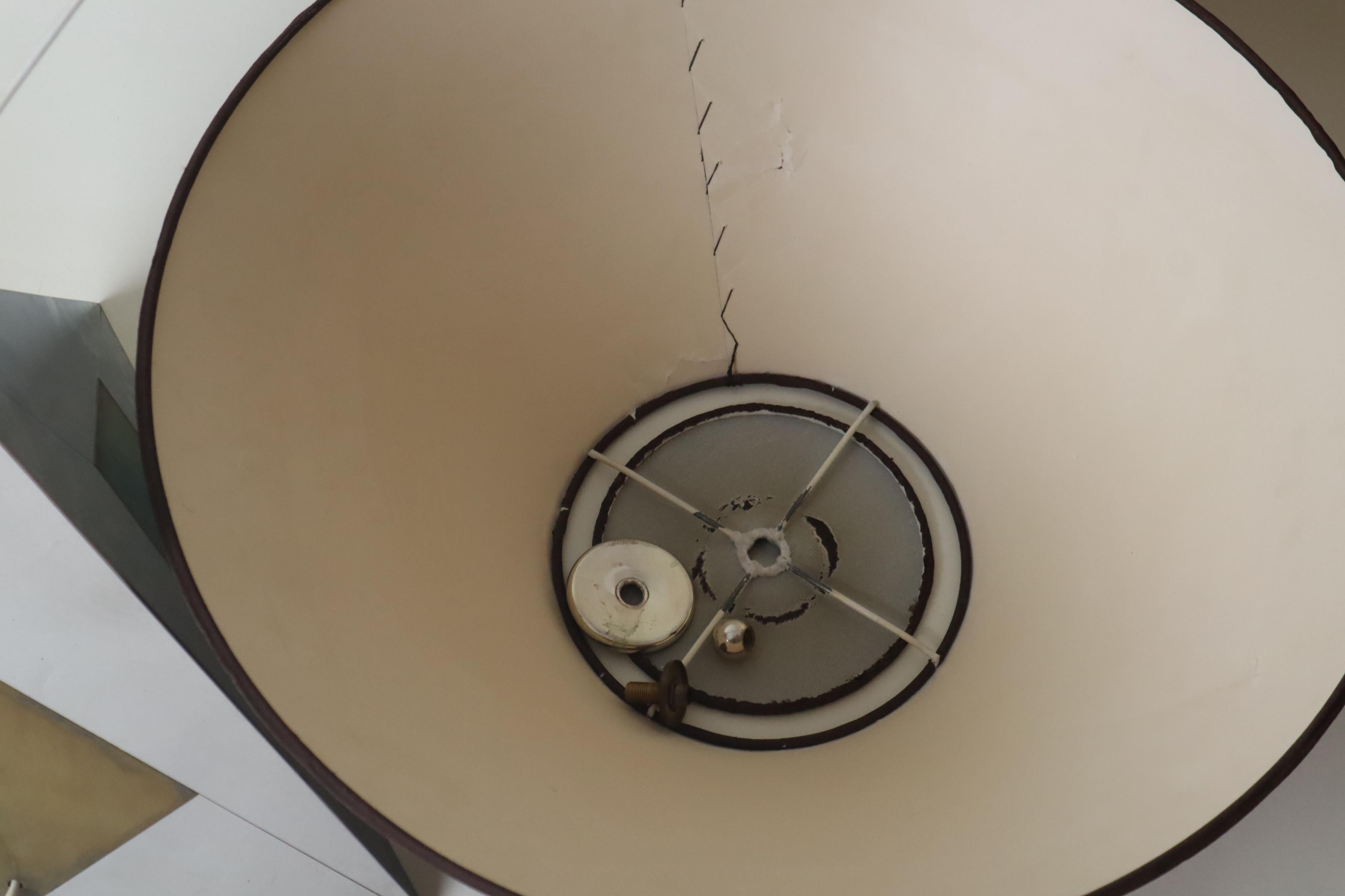 Mid-Century moderno Lampada da tavolo moderna di metà secolo in metallo bicolore e paralume in seta, Francia anni '60 in vendita