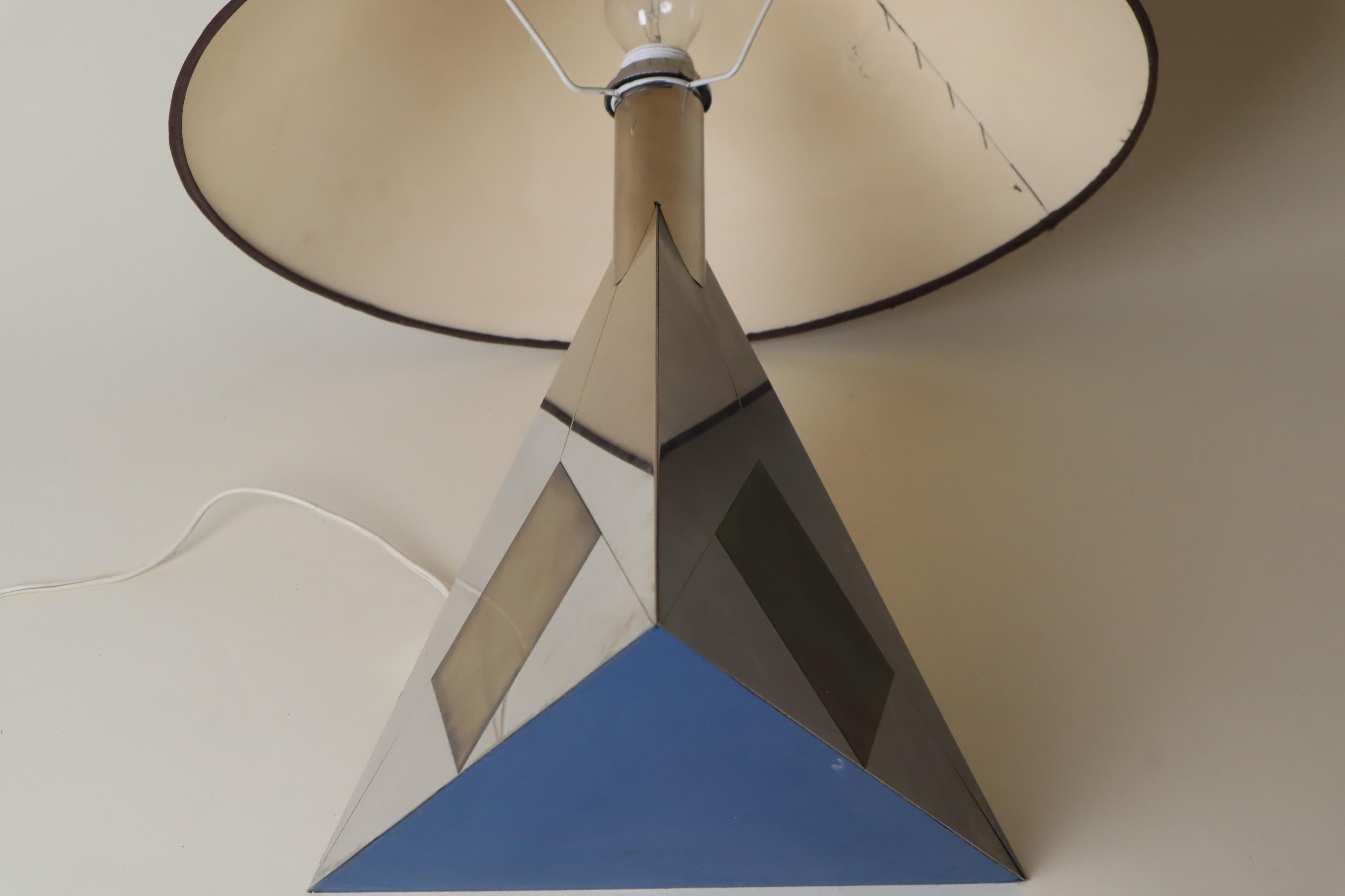 Fatto a mano Lampada da tavolo moderna di metà secolo in metallo bicolore e paralume in seta, Francia anni '60 in vendita