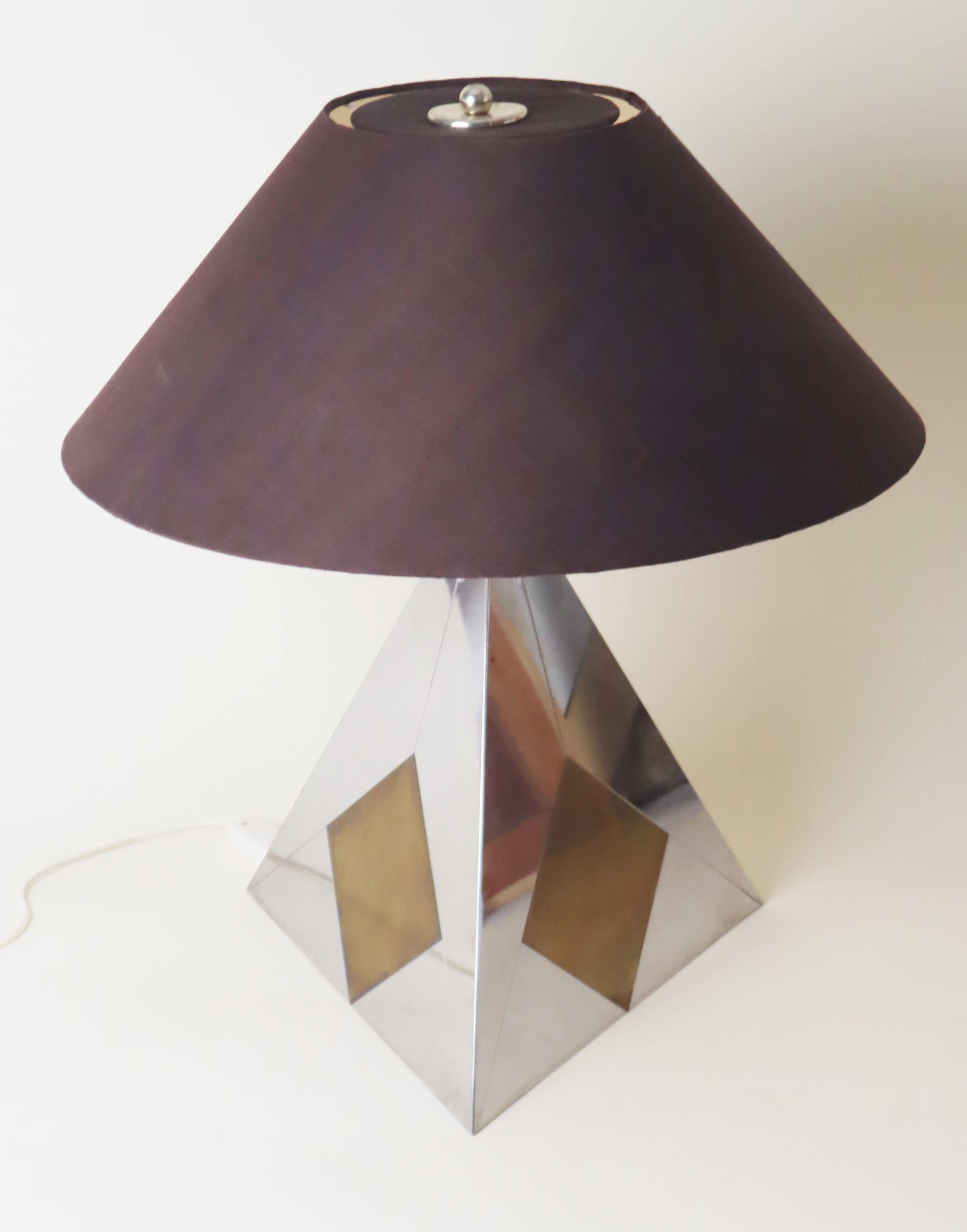 Metà XX secolo Lampada da tavolo moderna di metà secolo in metallo bicolore e paralume in seta, Francia anni '60 in vendita