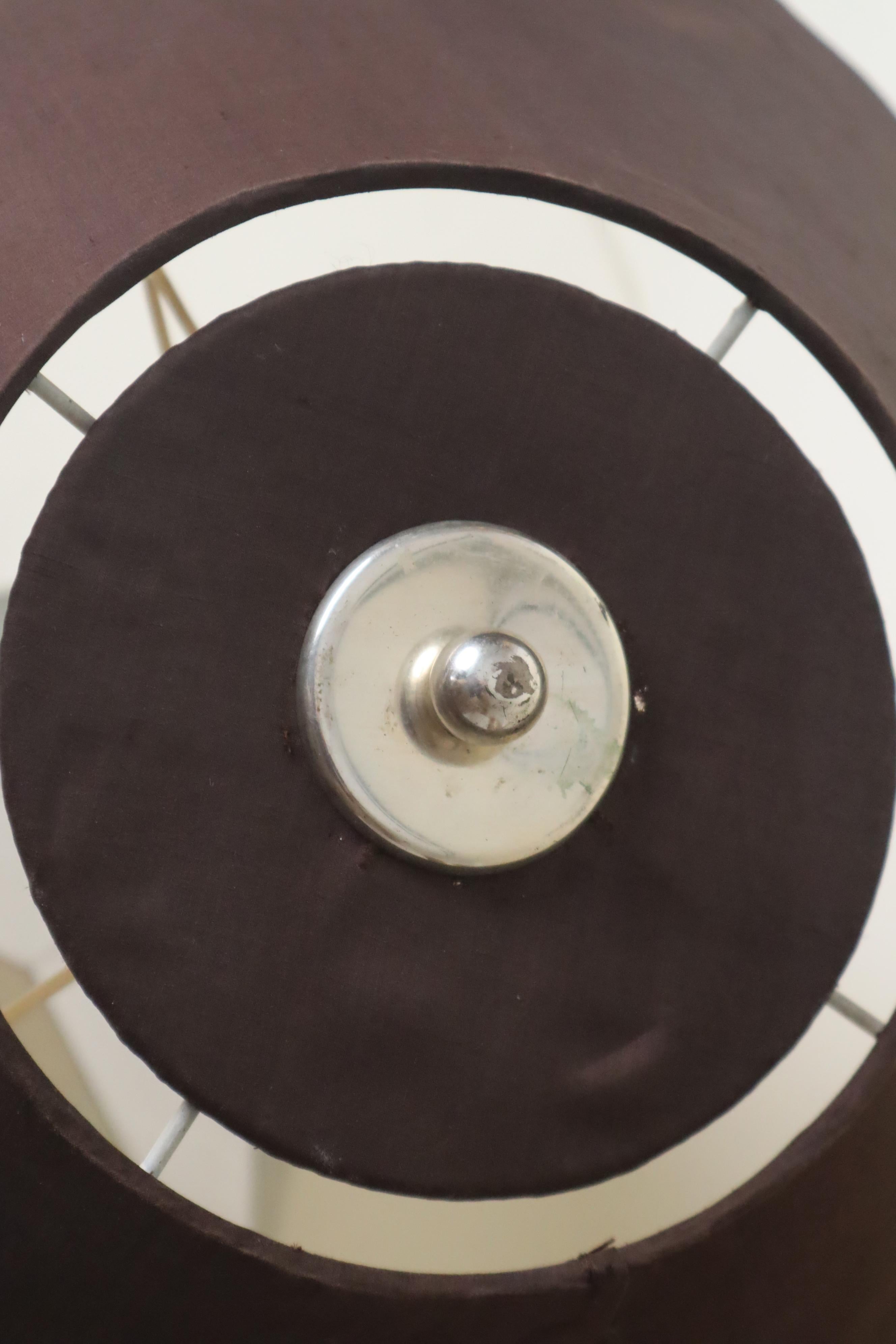 Lampada da tavolo moderna di metà secolo in metallo bicolore e paralume in seta, Francia anni '60 in vendita 1
