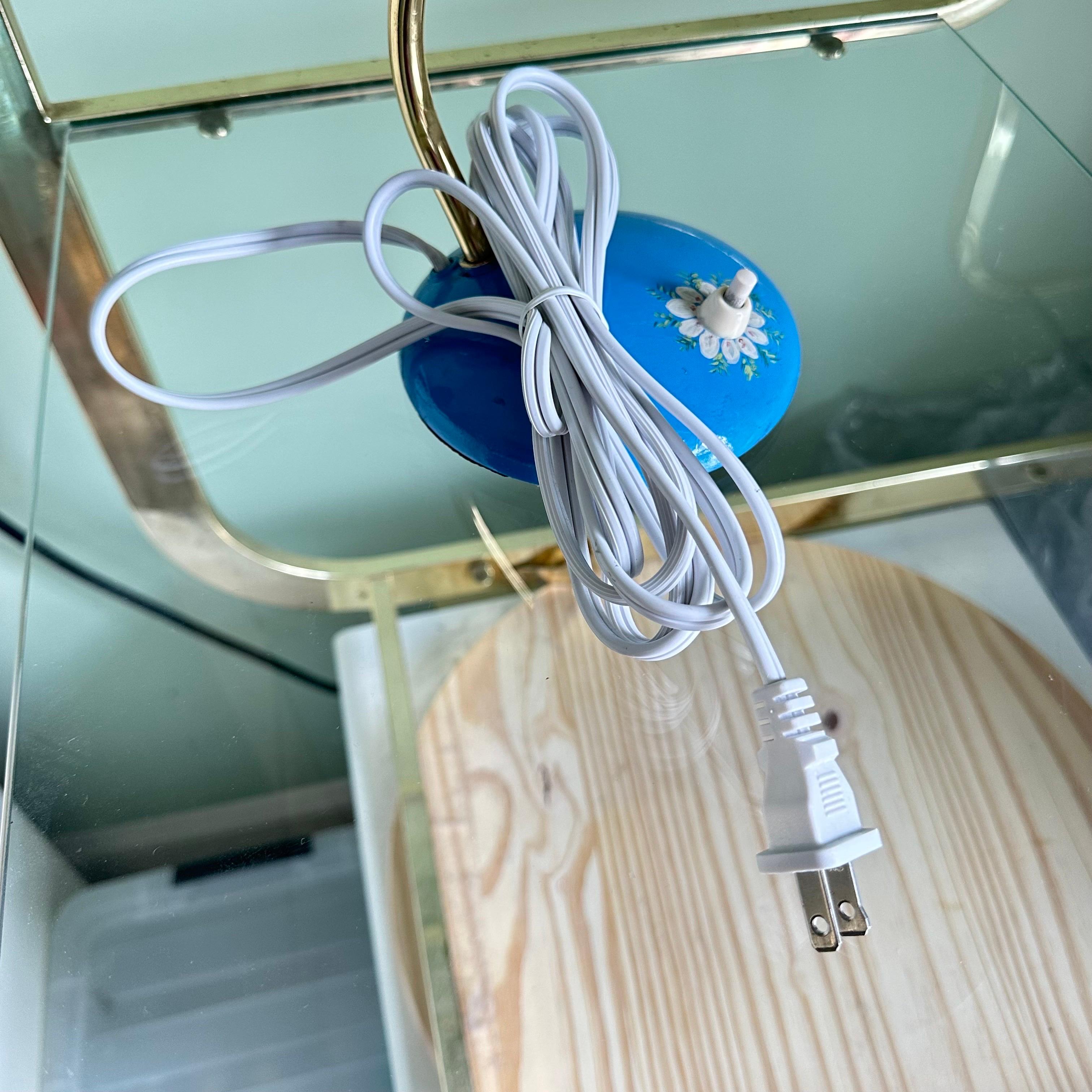 Mid-Century Modern Table Lamp in Brass and Blue with Hand-Painted Flowers For Sale 5