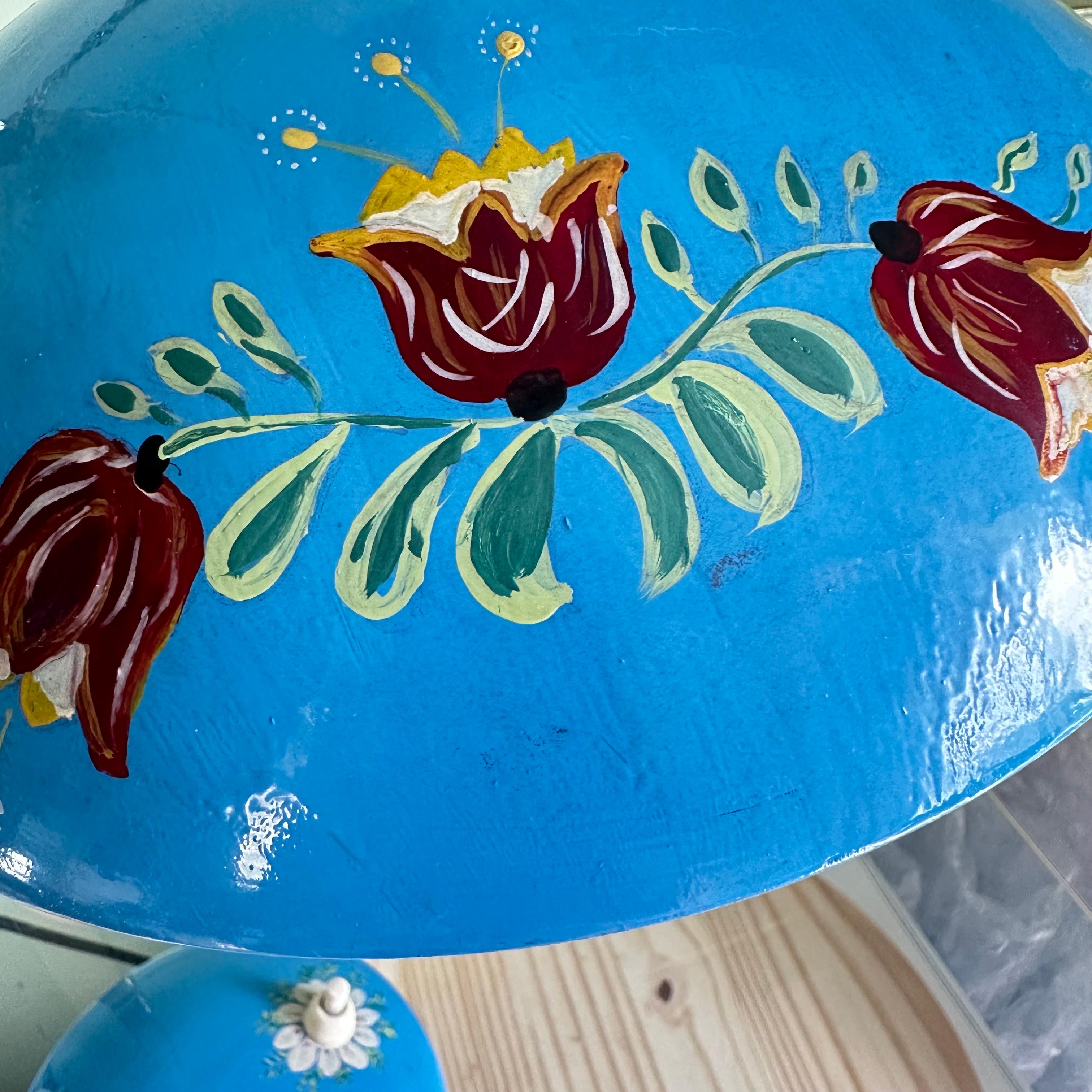 Metal Mid-Century Modern Table Lamp in Brass and Blue with Hand-Painted Flowers For Sale