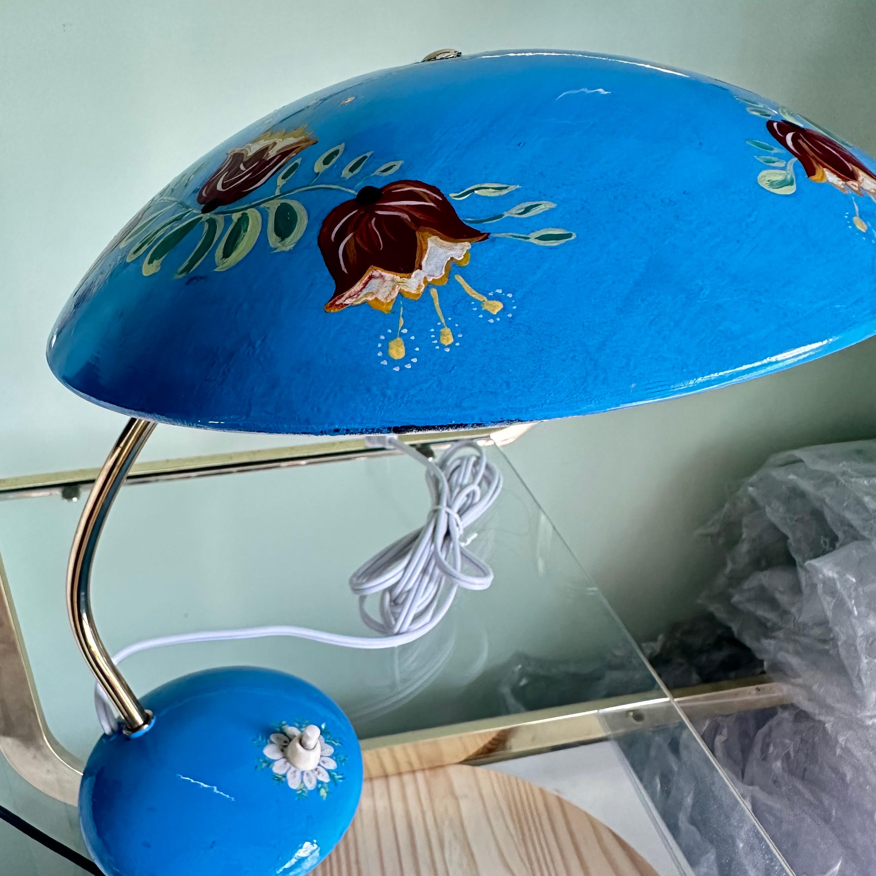 Mid-Century Modern Table Lamp in Brass and Blue with Hand-Painted Flowers For Sale 1