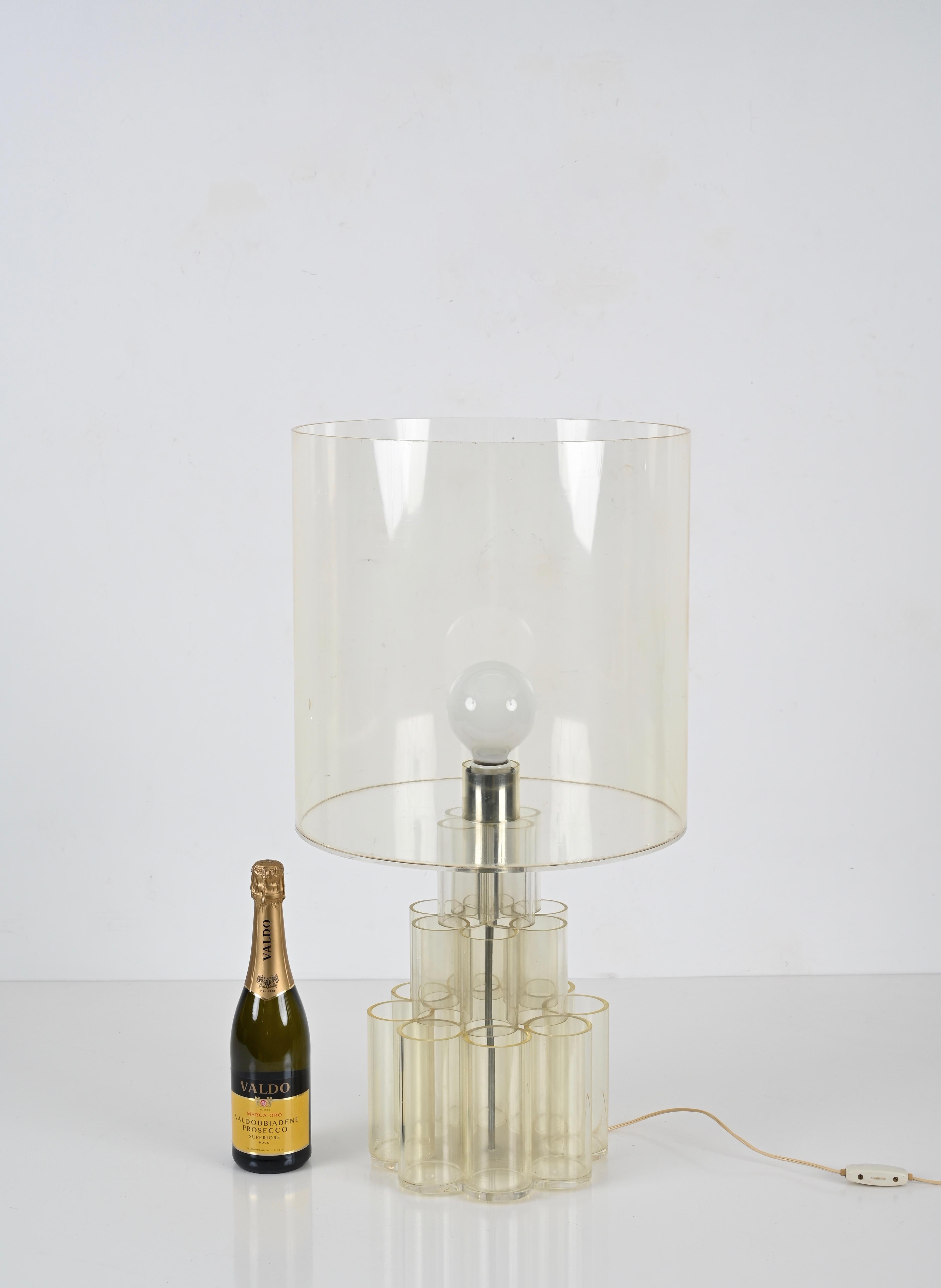 Stunning table lamp fully made in clear lucite. This large and unique lamp was made in Italy during the 1970s, clearly in the style of Verner Panton. 

The body of the lamp is composed by a serie of thick cylinders made in clear lucite, 8 on the
