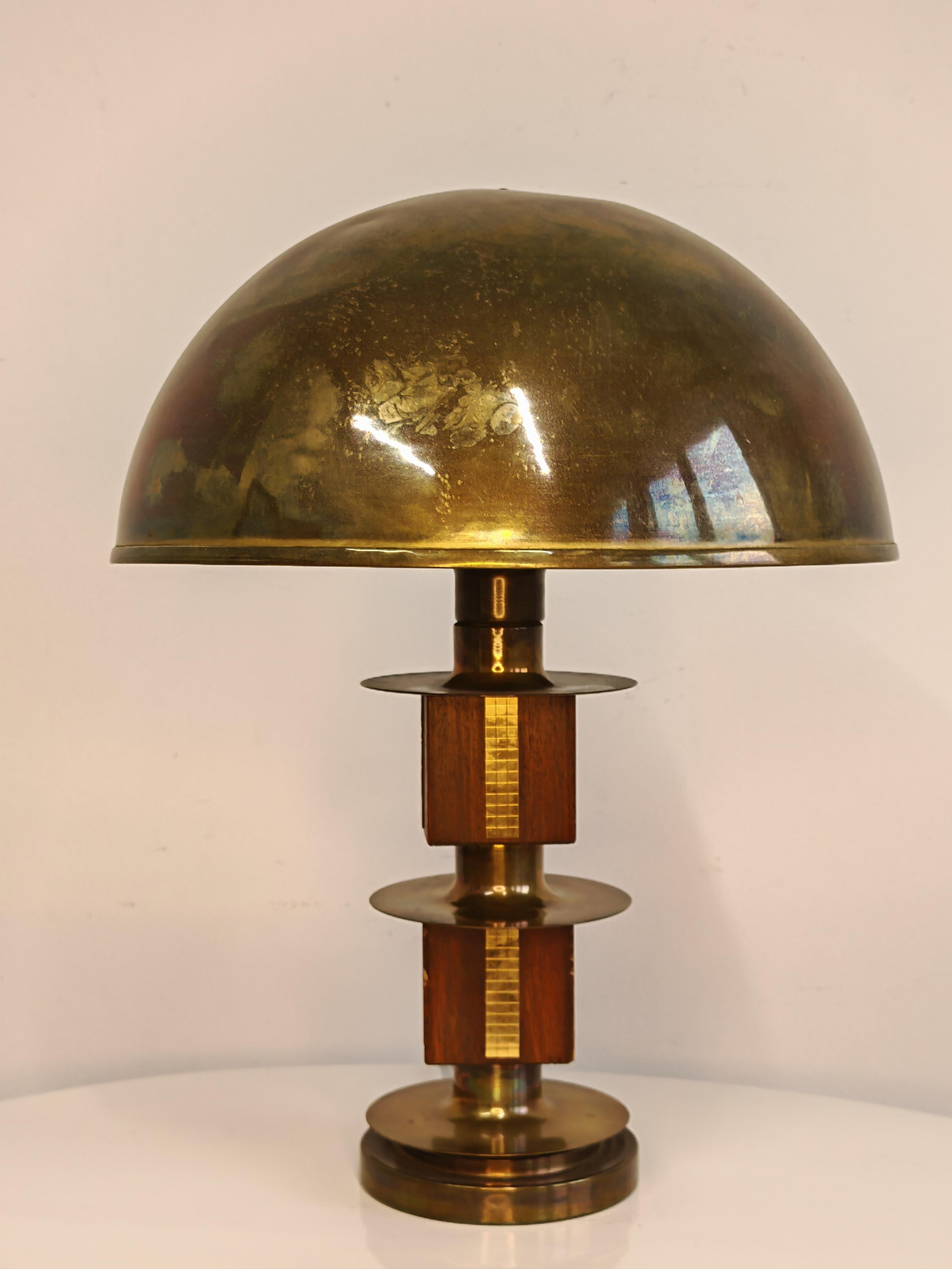 Mid Century Modern Table Lamp in mahogany and brass, Italy 1960s mediados del siglo XX en venta