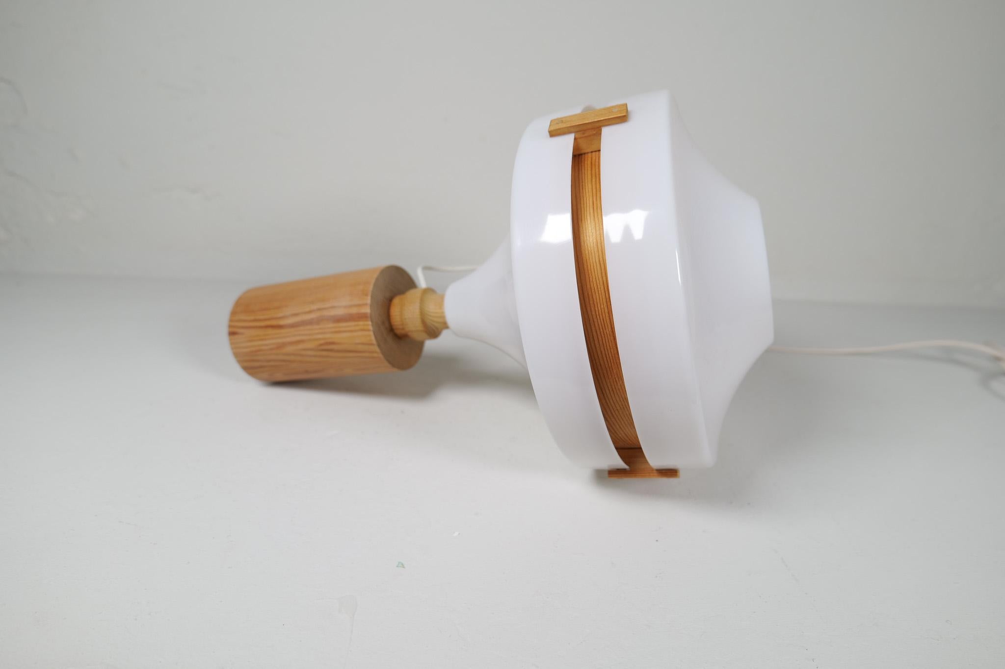 Mid-Century Modern Table Lamp in Pine and Acrylic, Sweden, 1970s For Sale 5