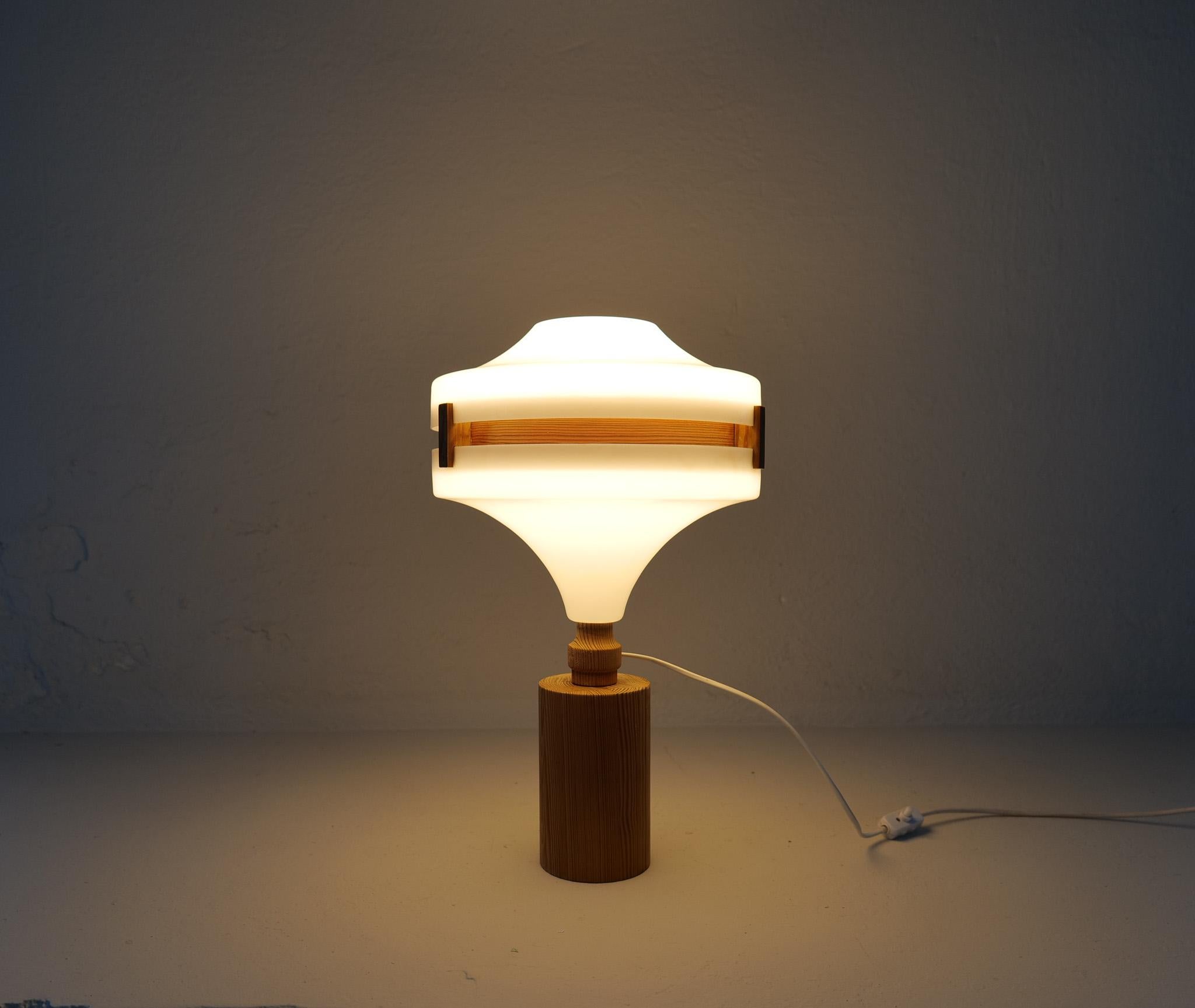 Mid-Century Modern Table Lamp in Pine and Acrylic, Sweden, 1970s For Sale 7