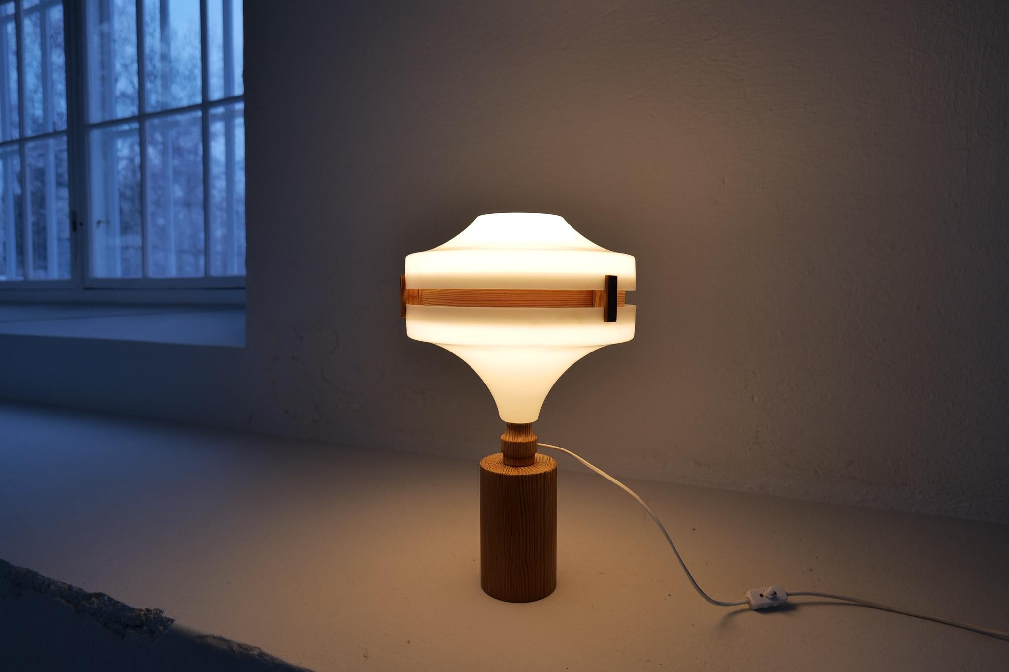 Mid-Century Modern Table Lamp in Pine and Acrylic, Sweden, 1970s For Sale 9
