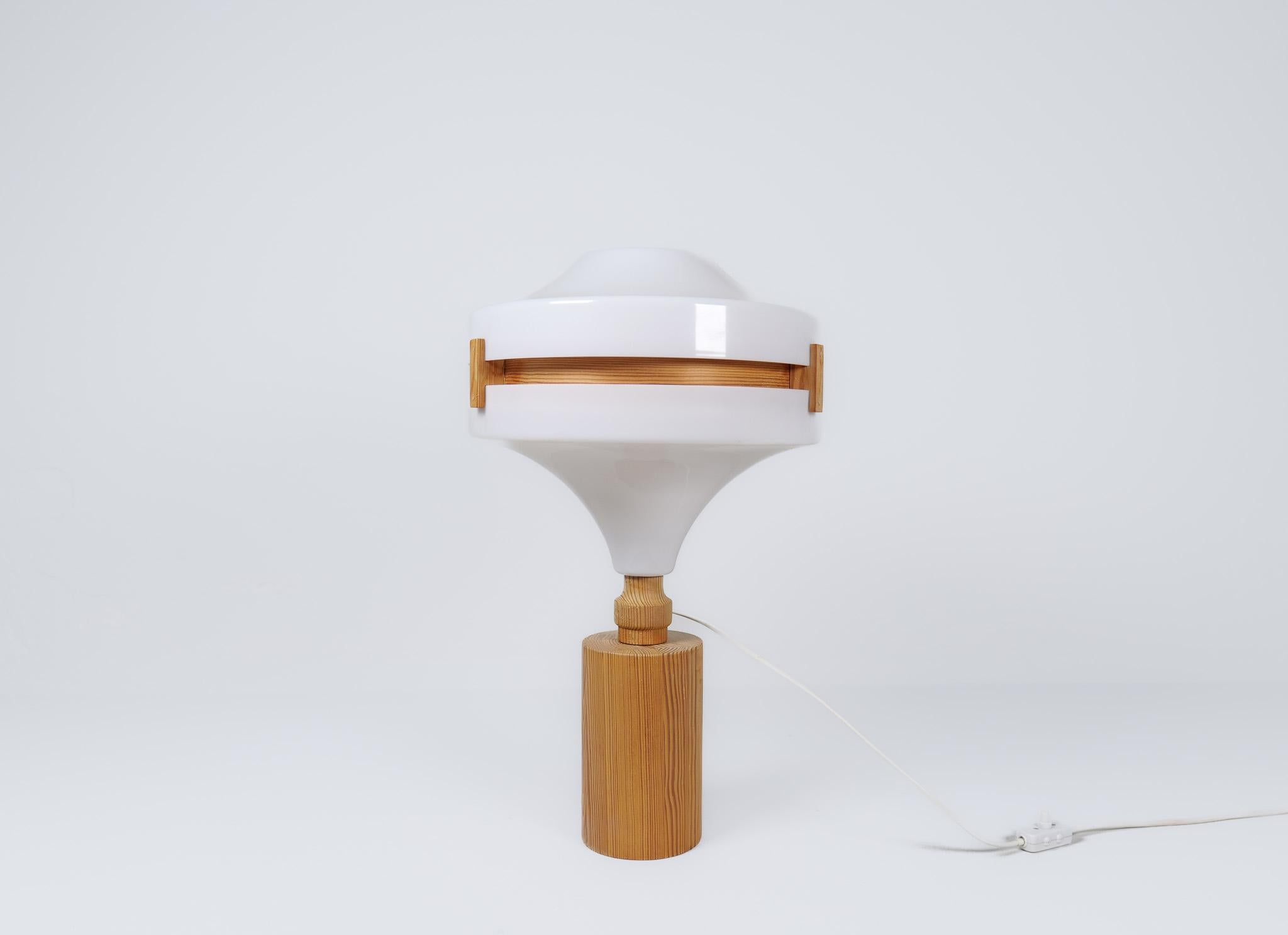 Mid-Century Modern Table Lamp in Pine and Acrylic, Sweden, 1970s In Good Condition For Sale In Hillringsberg, SE