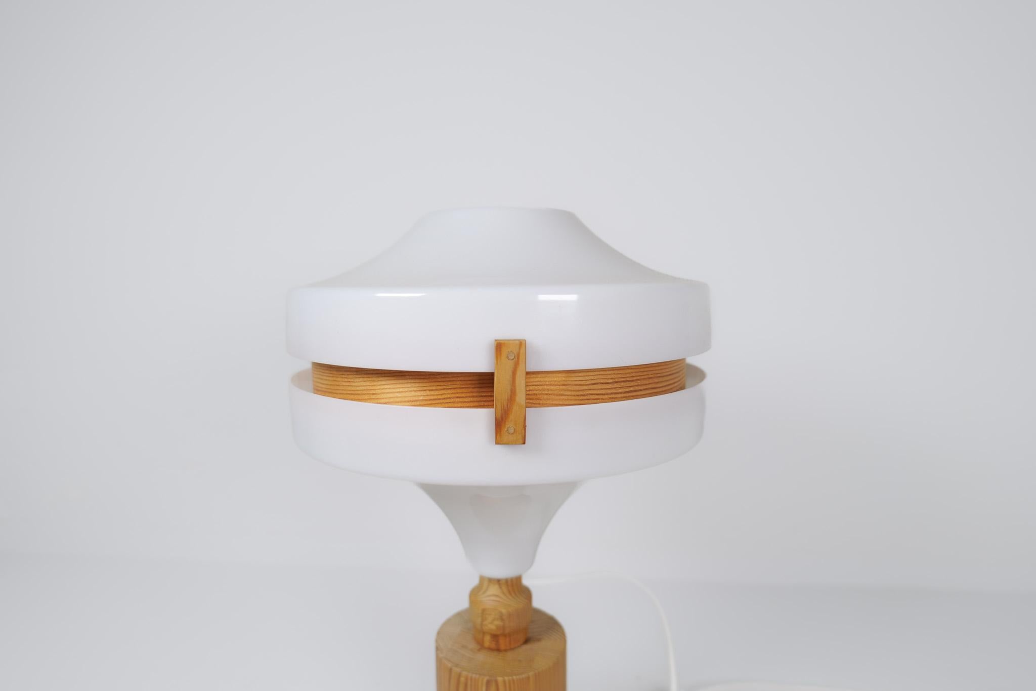 Mid-Century Modern Table Lamp in Pine and Acrylic, Sweden, 1970s For Sale 1