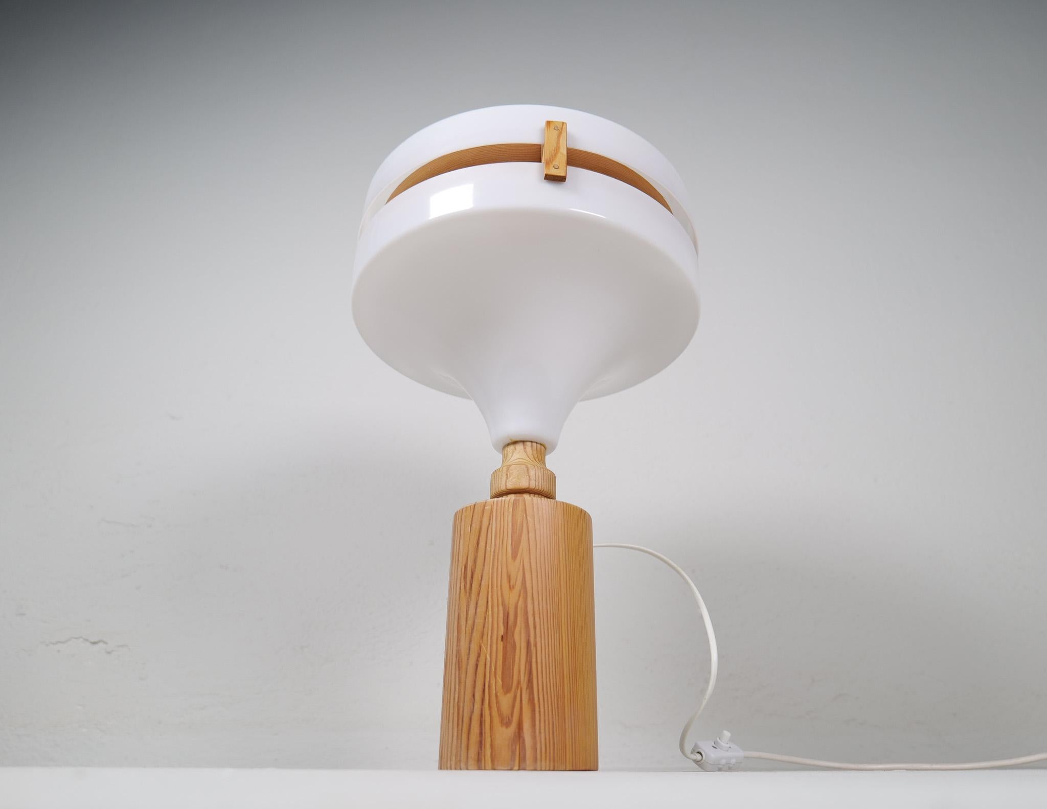 Mid-Century Modern Table Lamp in Pine and Acrylic, Sweden, 1970s For Sale 4
