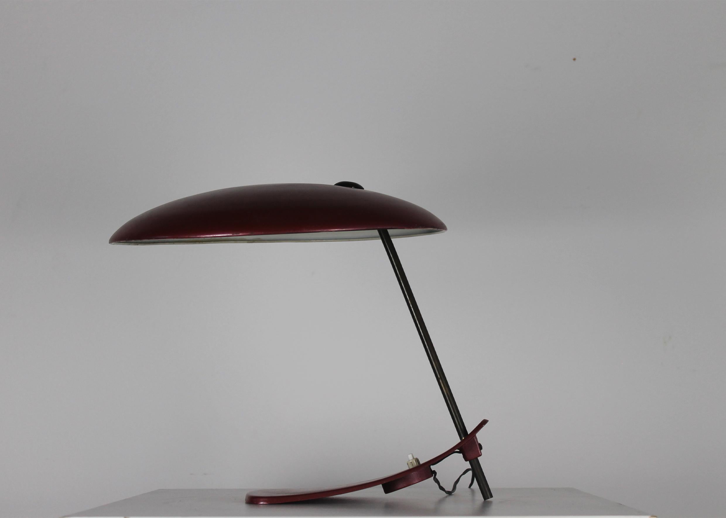 Mid-Century Modern Table Lamp in Red Lacquered Metal Italian Manufacture 1950s In Good Condition For Sale In Montecatini Terme, IT