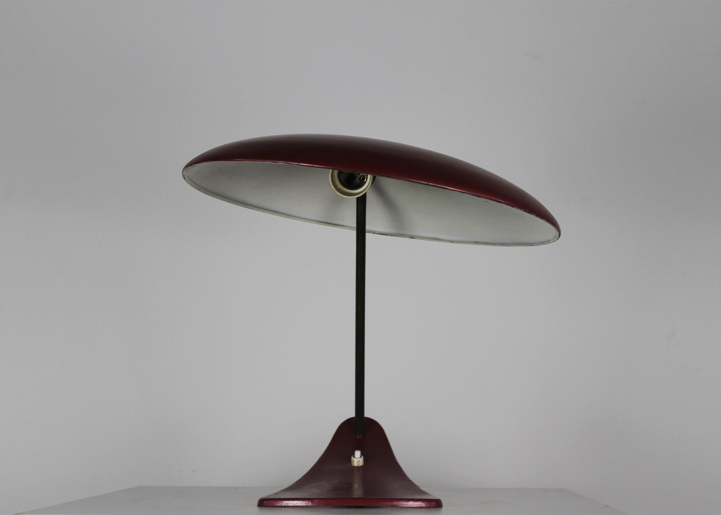 Mid-Century Modern Table Lamp in Red Lacquered Metal Italian Manufacture 1950s For Sale 1