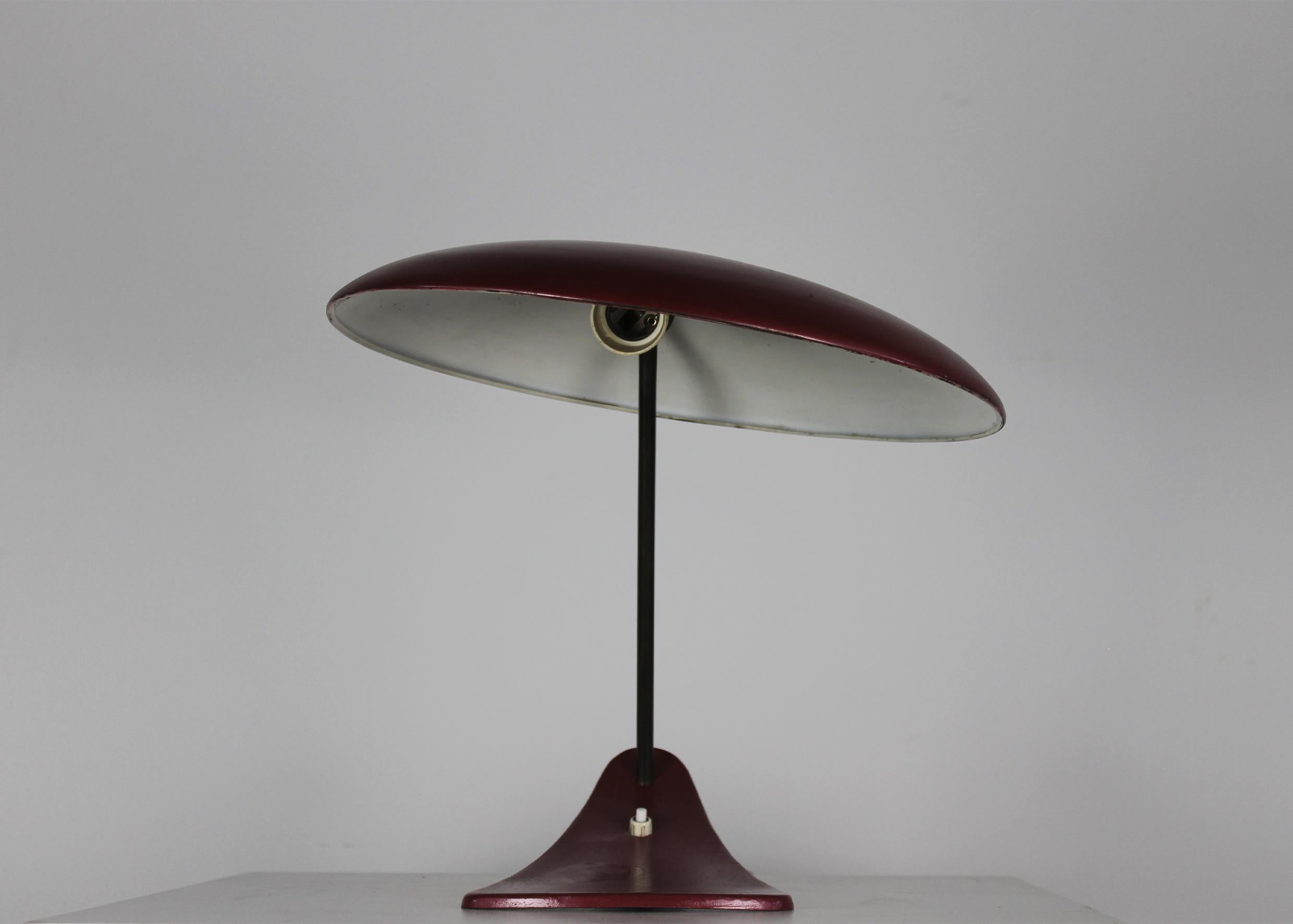 Lampe de bureau mi-siècle moderne en métal laqué rouge, fabrication italienne, années 1950 Bon état - En vente à Montecatini Terme, IT