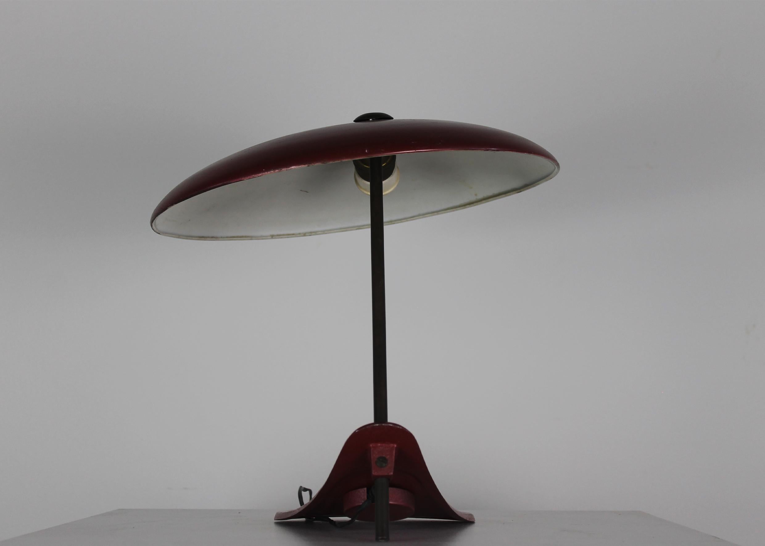Mid-Century Modern Table Lamp in Red Lacquered Metal Italian Manufacture 1950s For Sale 2