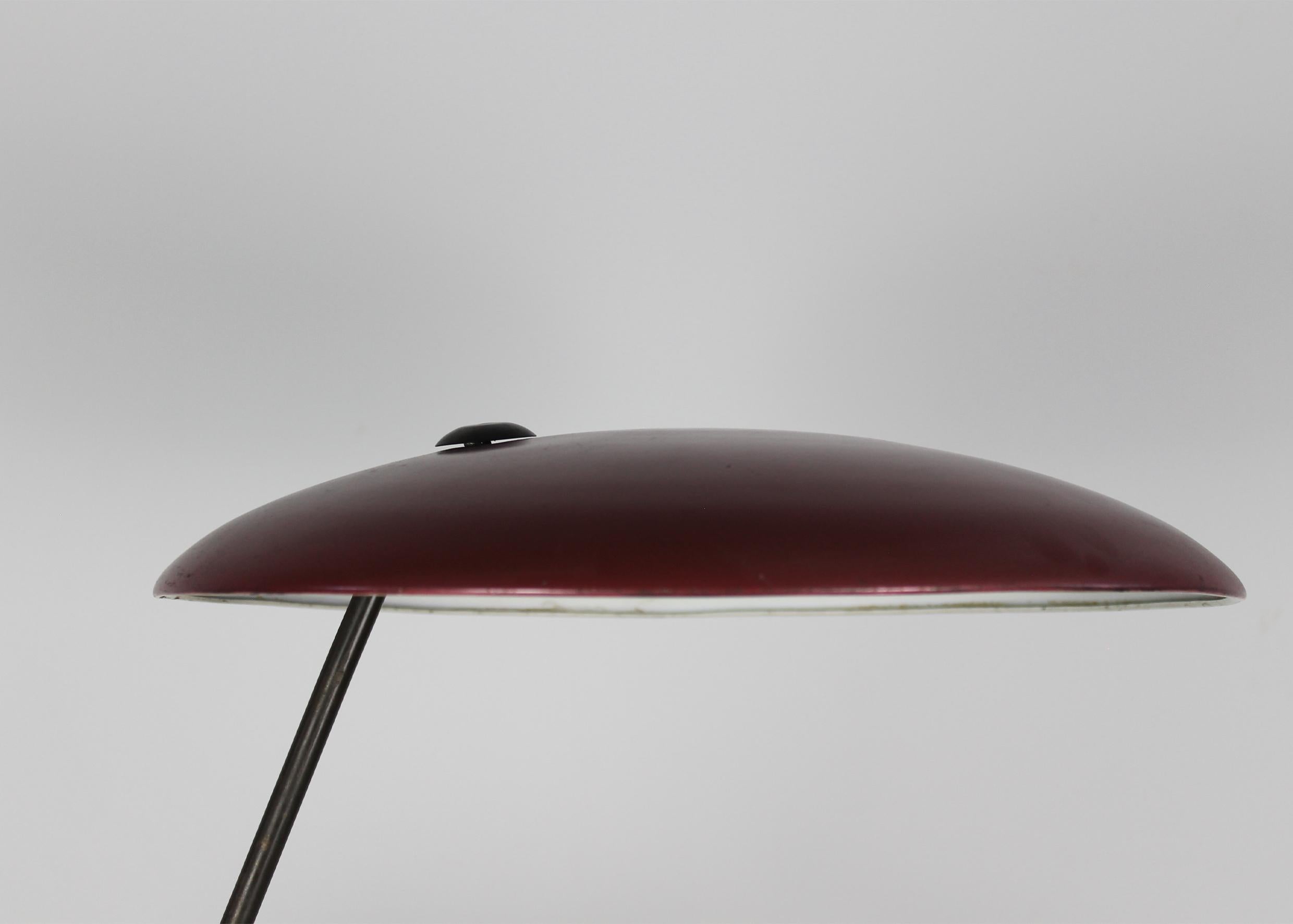 Mid-Century Modern Table Lamp in Red Lacquered Metal Italian Manufacture 1950s For Sale 3