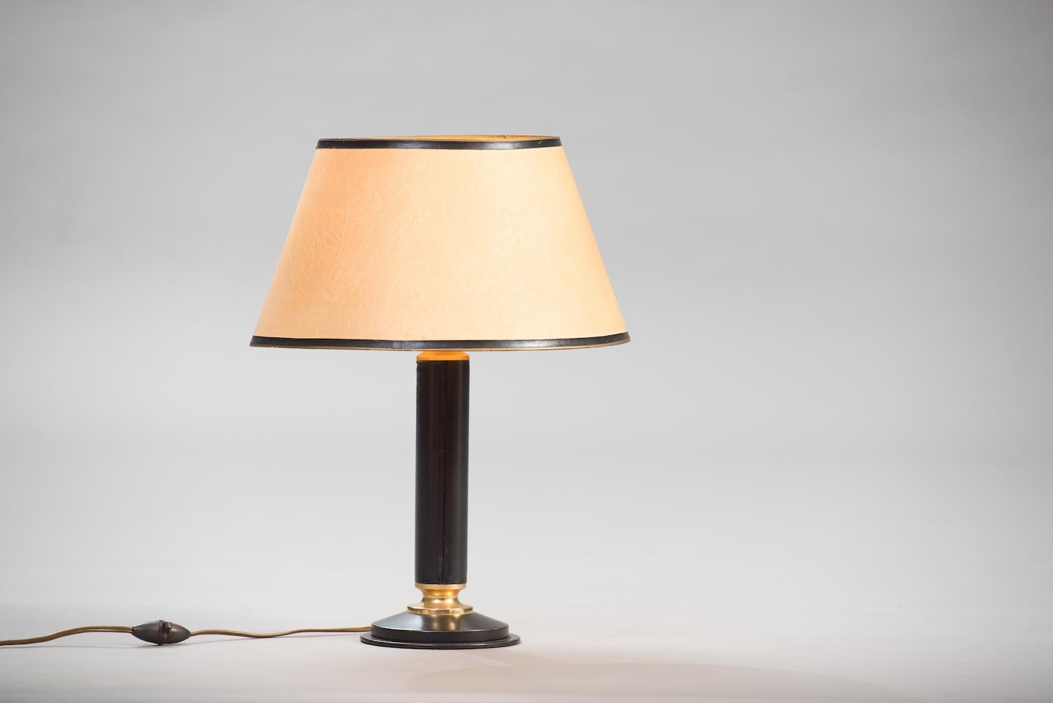Mid-Century Modern table lamp, black leather and brass base, parchment paper shade.
Measures: Diameter 35 cm (shade), height 46 cm.