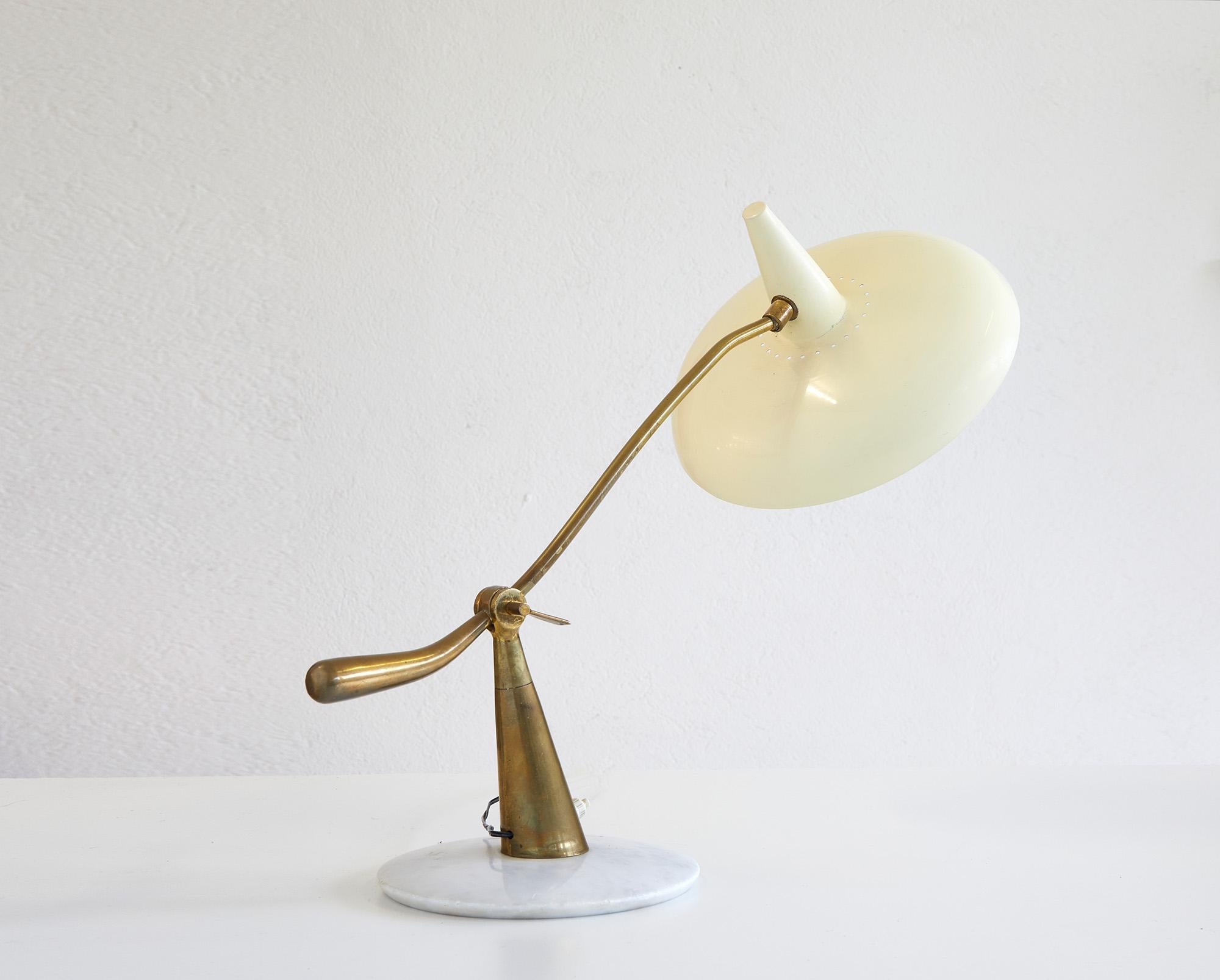 Lámpara de mesa moderna de mediados de siglo al estilo de Oscar Torlasco, Italia 1950 Italiano en venta