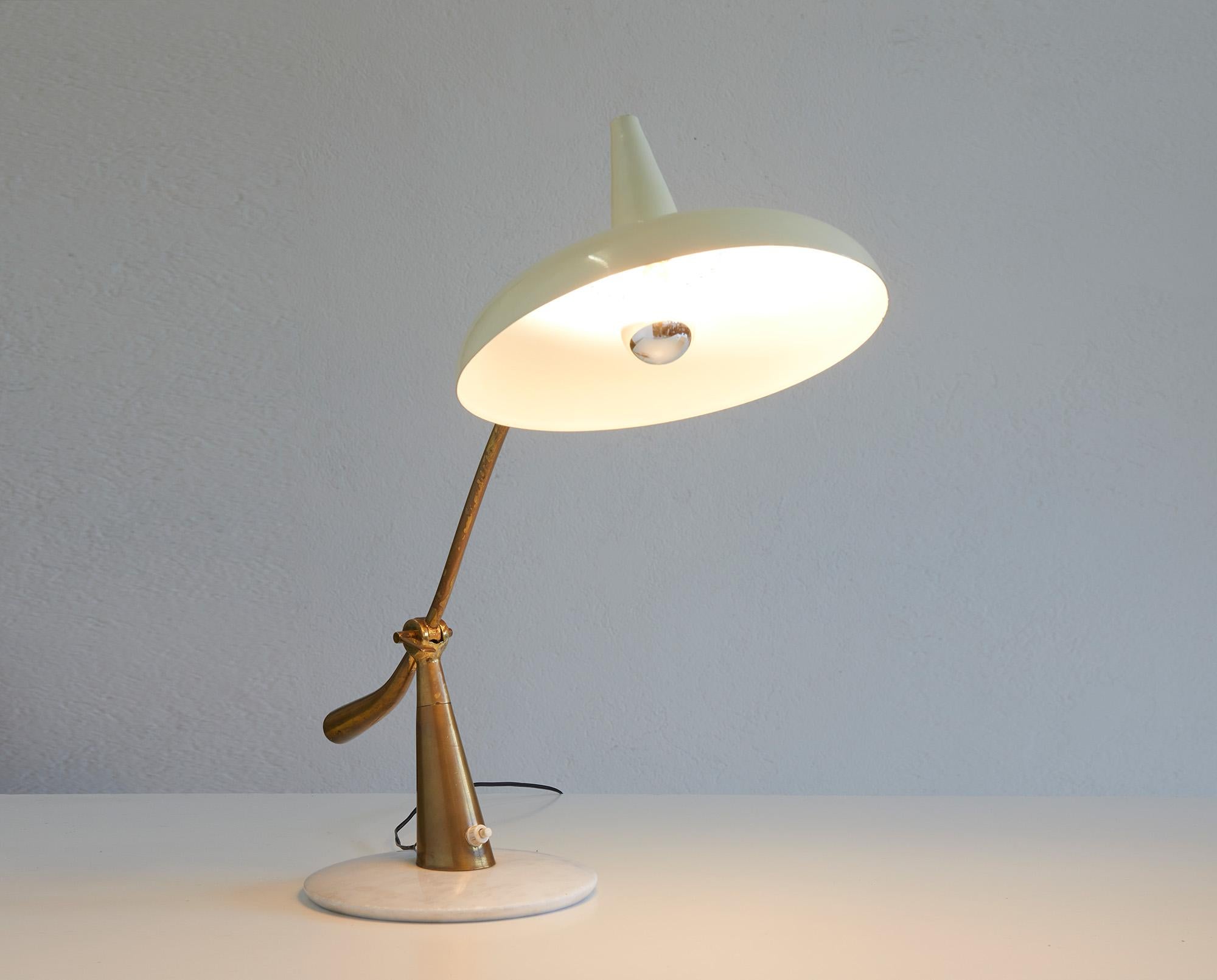 Lámpara de mesa moderna de mediados de siglo al estilo de Oscar Torlasco, Italia 1950 mediados del siglo XX en venta