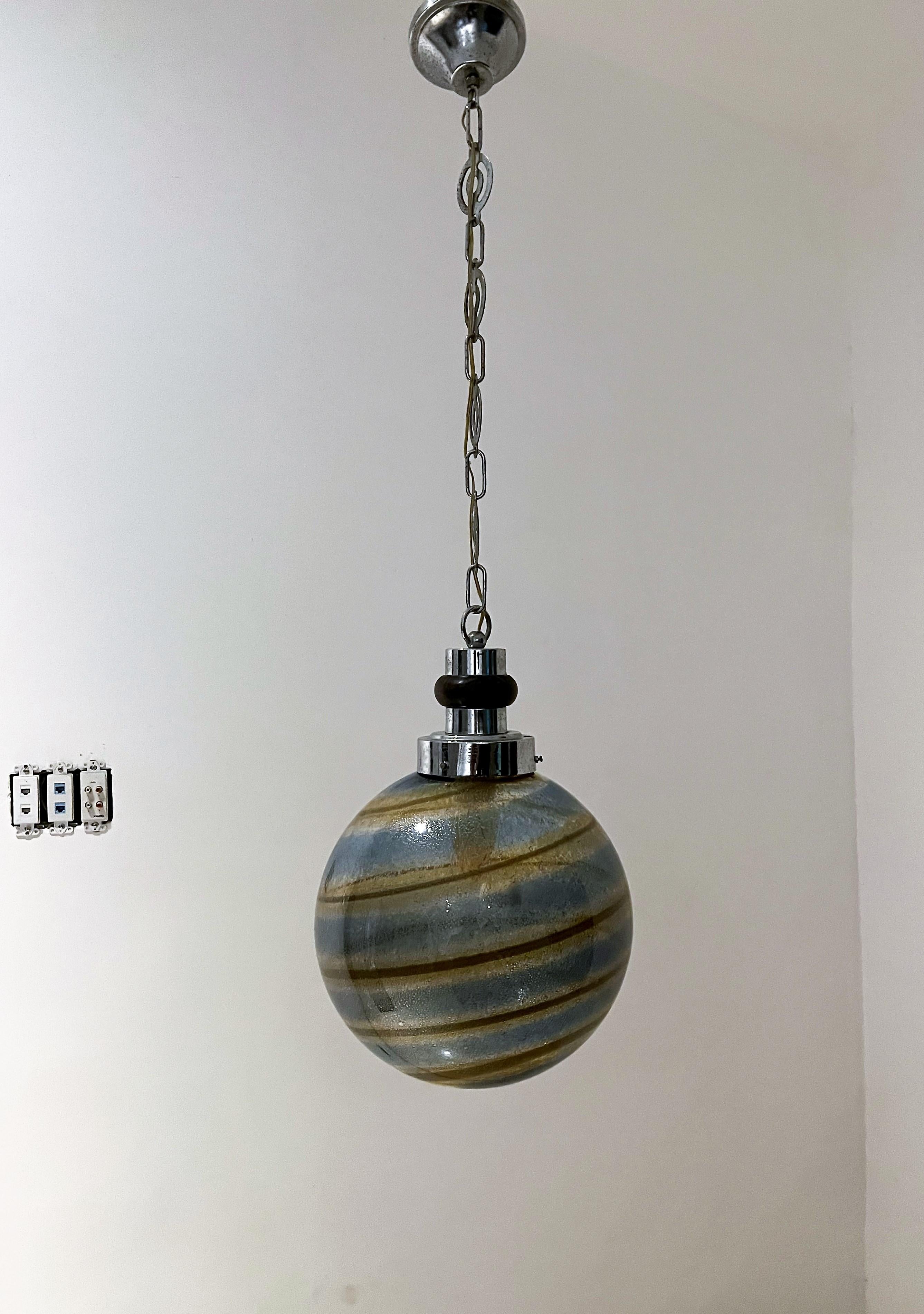 Small table lamp executed in murano glass in the style of Barovier e Toso.
Holds one E14 bulb.
   