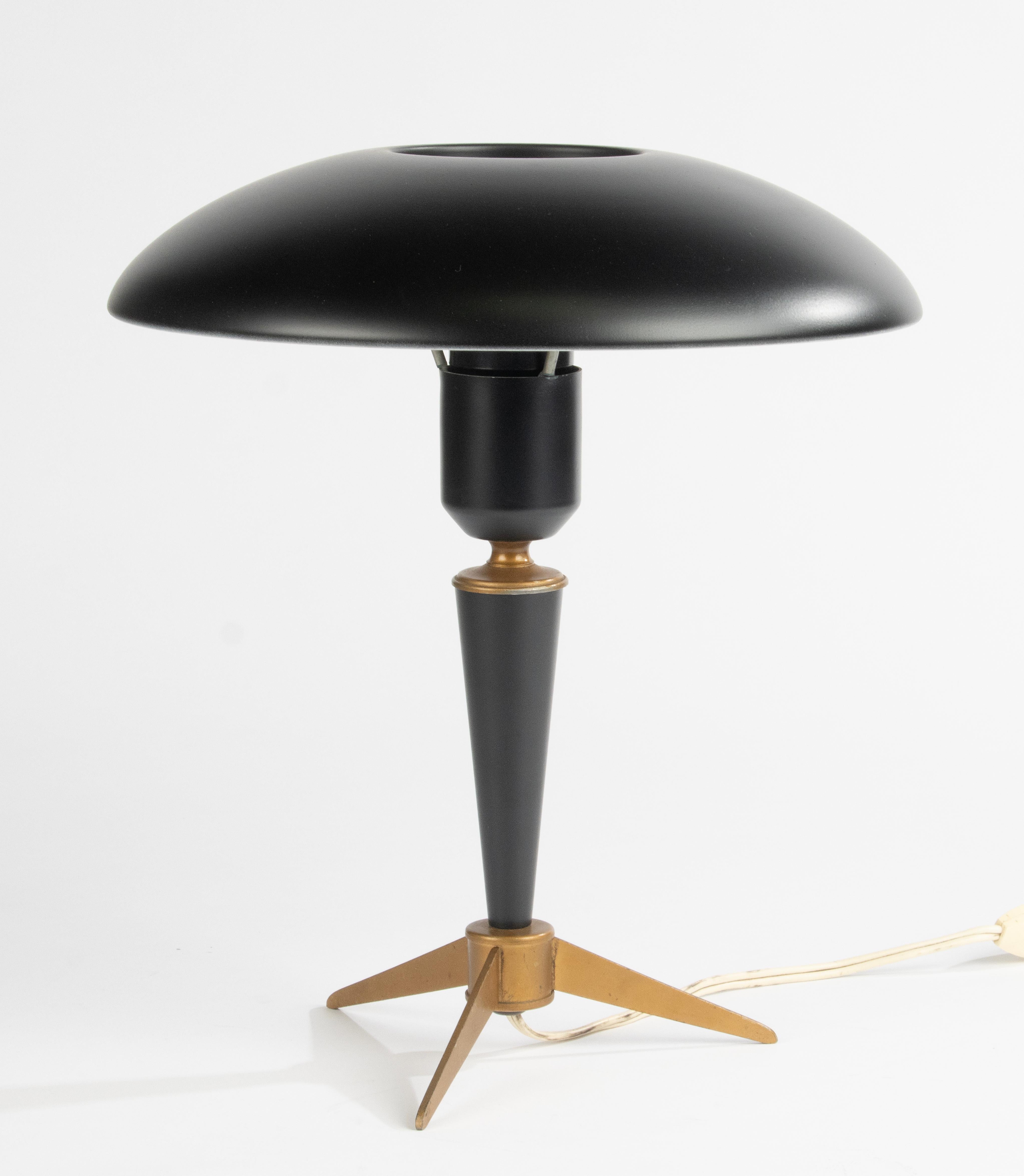 Une élégante lampe de table moderne du milieu du siècle, fabriquée par la marque néerlandaise Philips, conçue par Louis Kalff. 
Le nom du modèle est Bijou. 
Magnifique palette de couleurs noires, noir et or. 
La lampe est en bon état.
Prise et