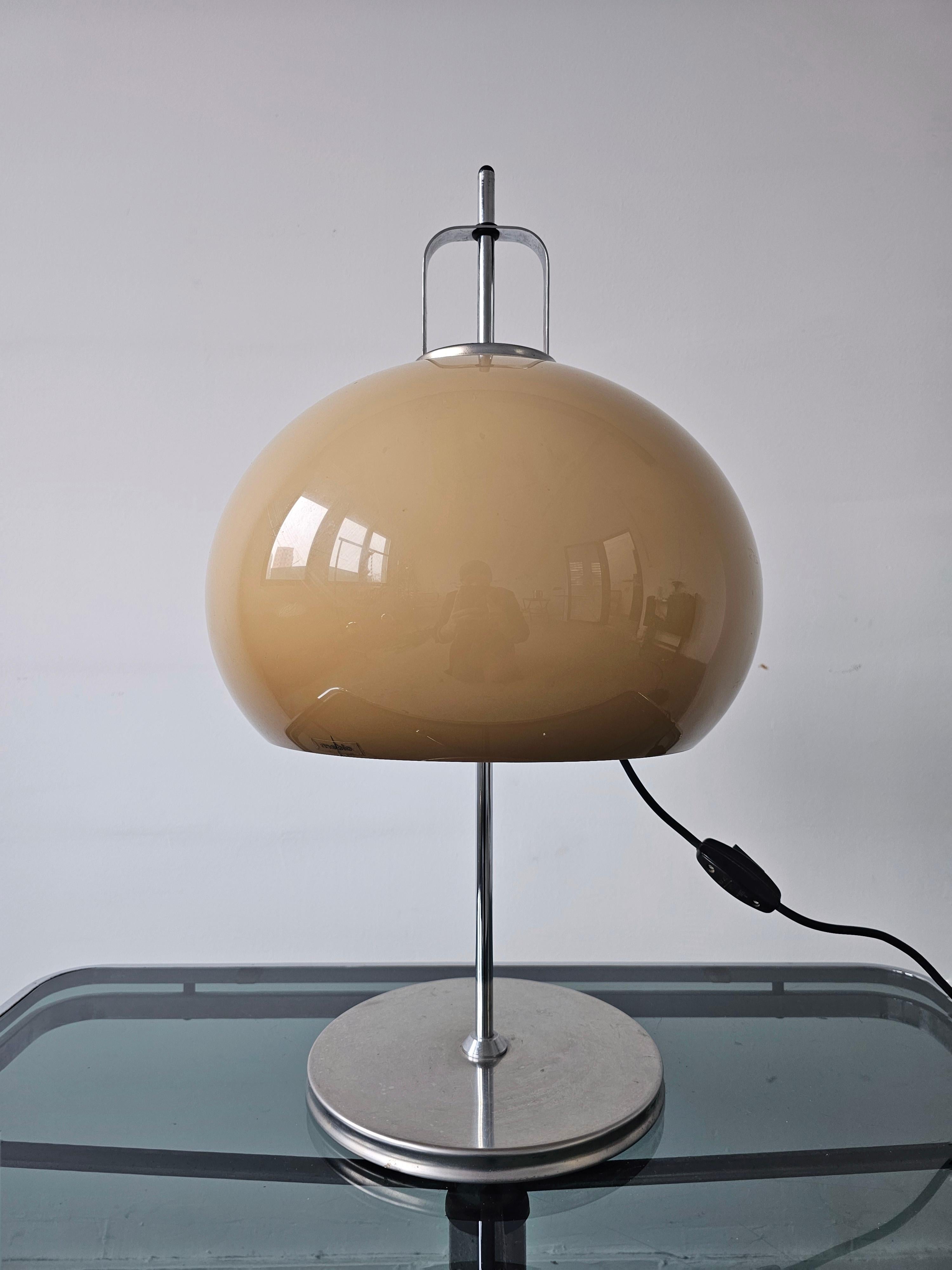 In diesem Angebot finden Sie eine elegante Mid Century Modern Tischleuchte 