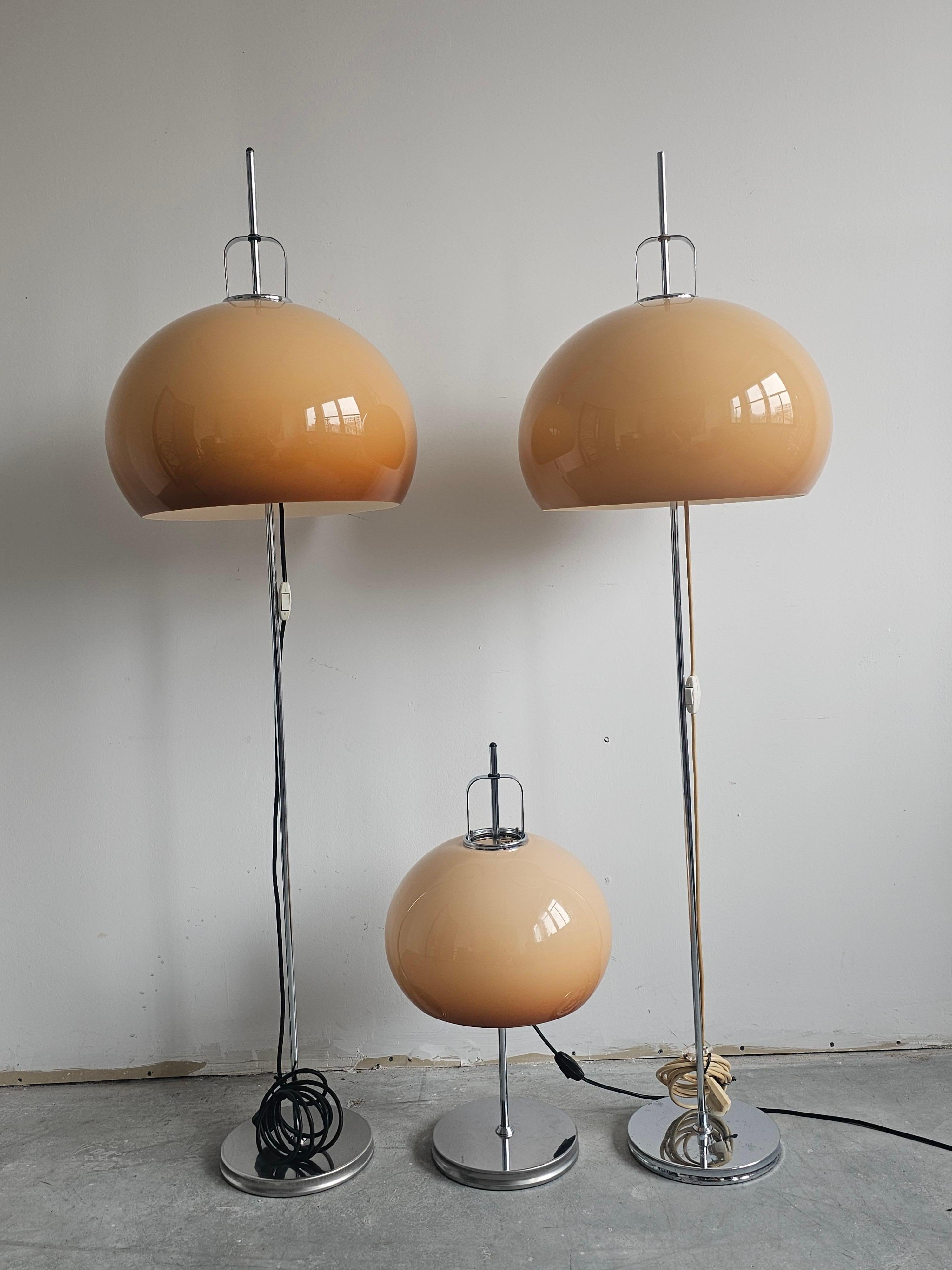 In this listing you will find a sleek Mid Century Modern table lamp 